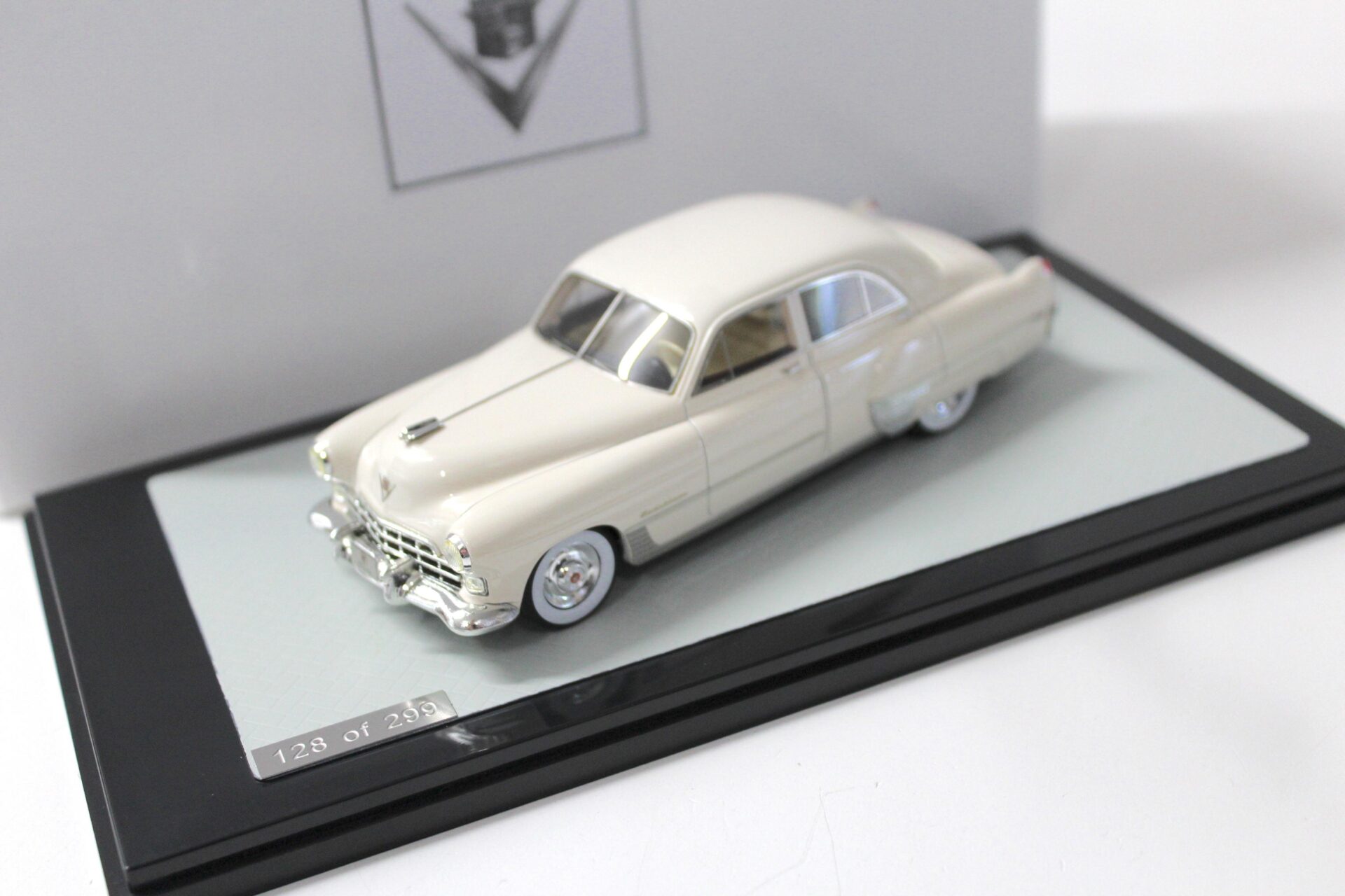ID 48560 orig.jpg 1:43 GLM Cadillac Series 62 Sedan 4-Door white