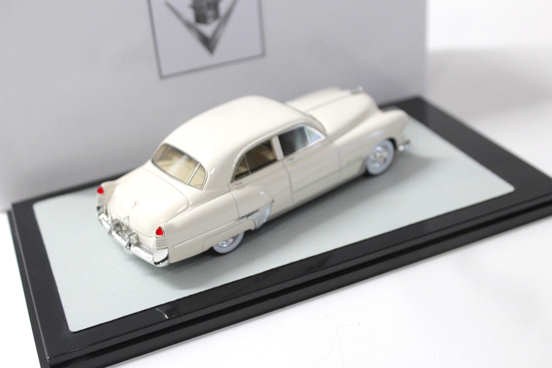 1:43 GLM Cadillac Series 62 Sedan 4-Door white