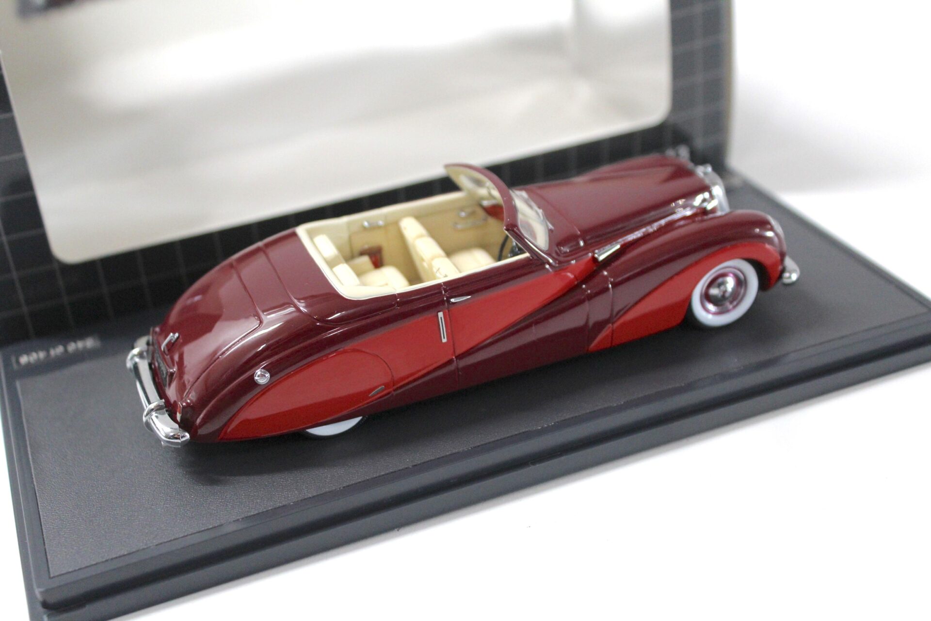 1:43 Matrix Daimler DE36 Hooper "Green Goddess" 1953 maroon/ maroon