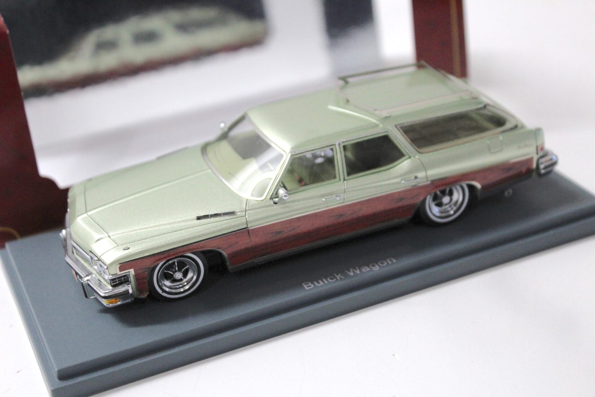 1:43 American Excellence NEO Buick Le Sabre 4-Door Station Wagon green