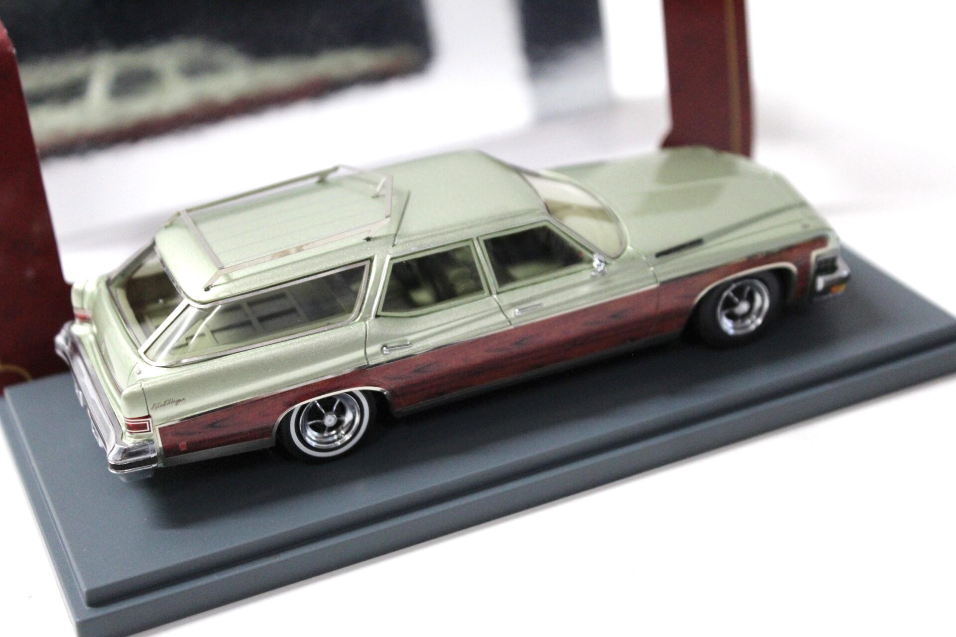 1:43 American Excellence NEO Buick Le Sabre 4-Door Station Wagon green