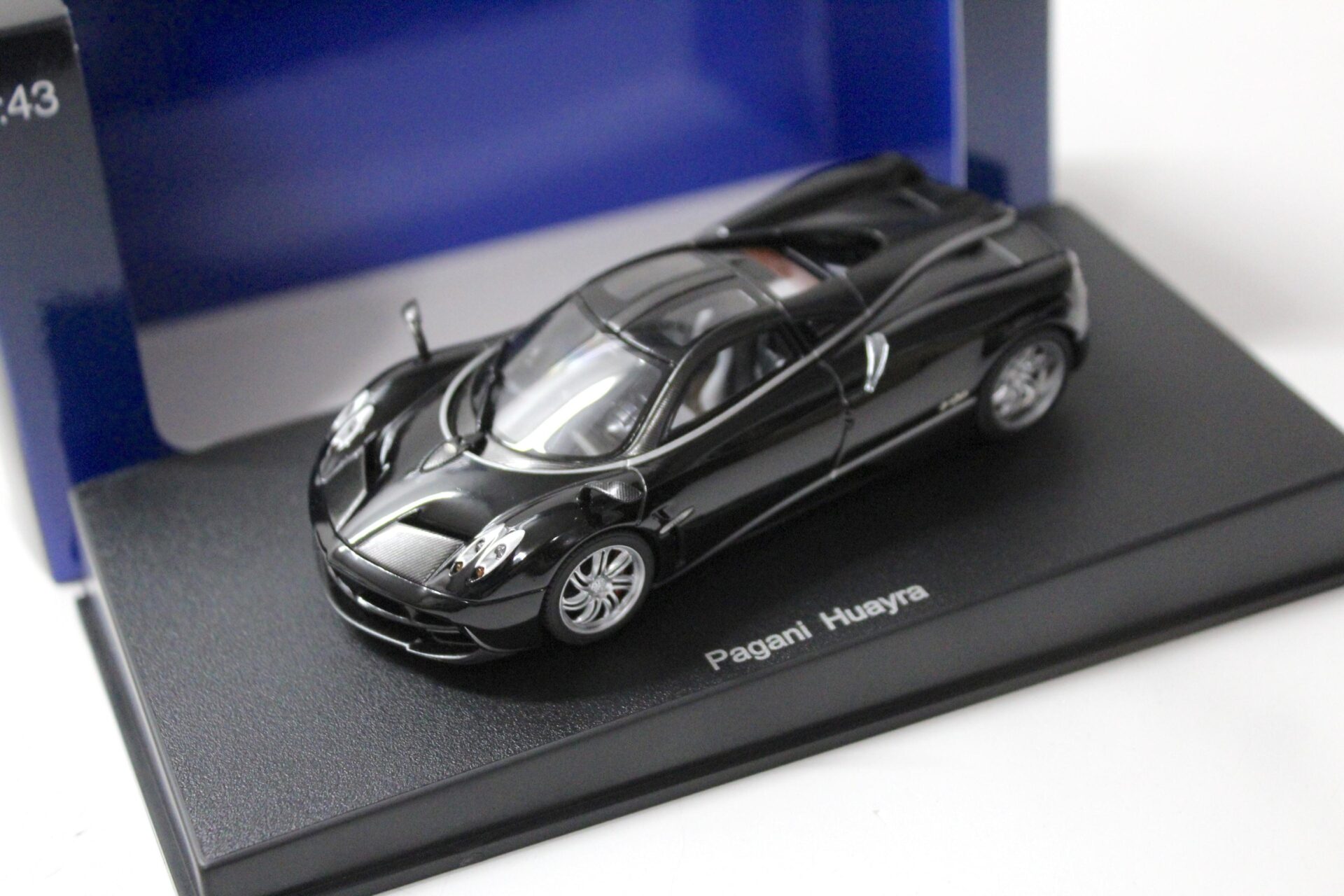 1:43 AUTOart Pagani Huayra 2011 black with white stripes