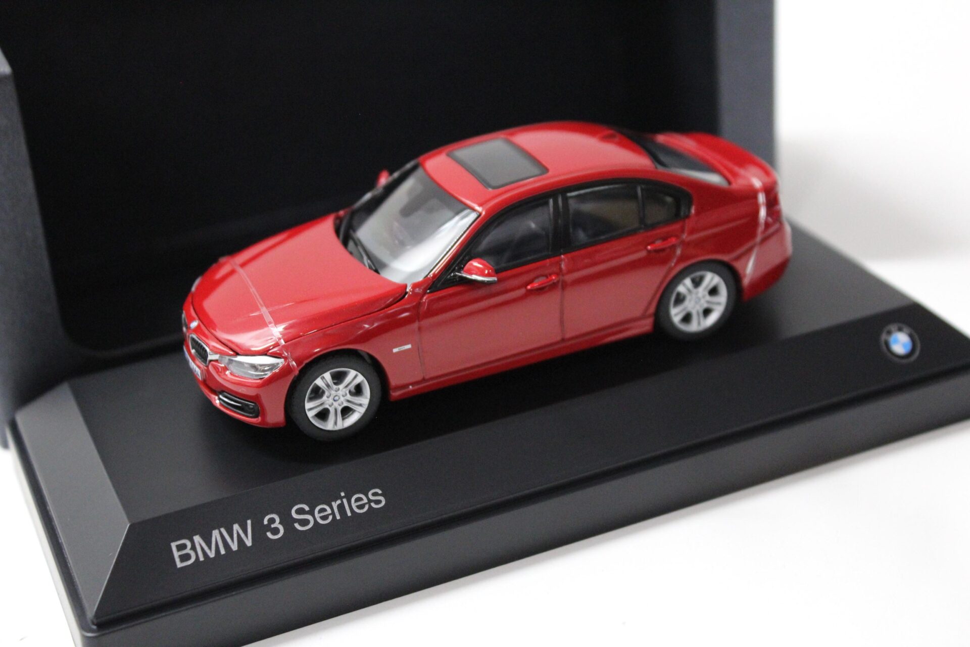 ID 51651 orig.jpg 1:43 Paragon BMW 3er F30 335i Limousine red DEALER VERSION