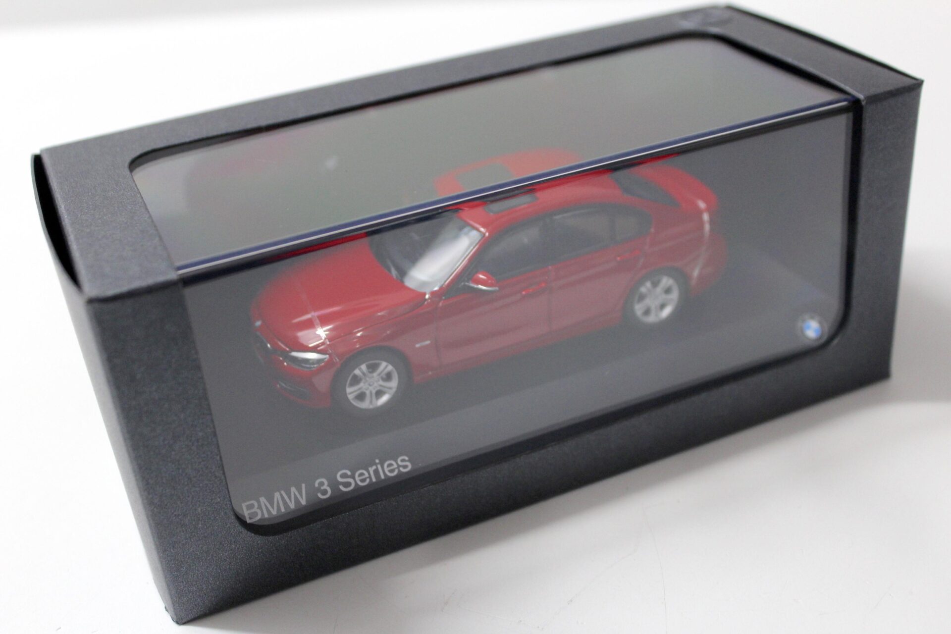 1:43 Paragon BMW 3er F30 335i Limousine red DEALER VERSION