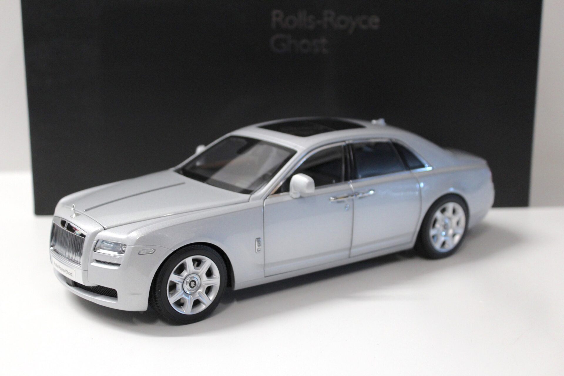 ID 52300 orig.jpg 1:18 Kyosho Rolls Royce Ghost silver