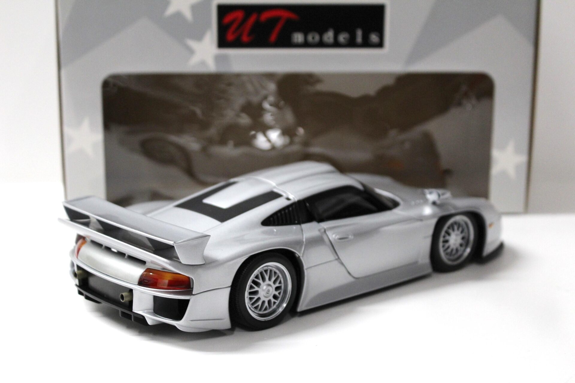 1:18 UT Models Porsche 911 (996) GT1 Street Plain Body silver 1997