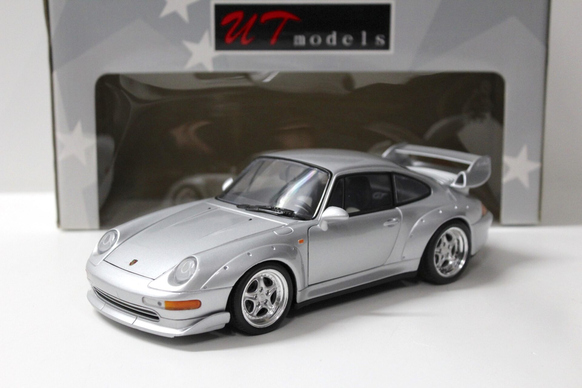 1:18 UT Models Porsche 911 (993) GT2 Street silver 1997