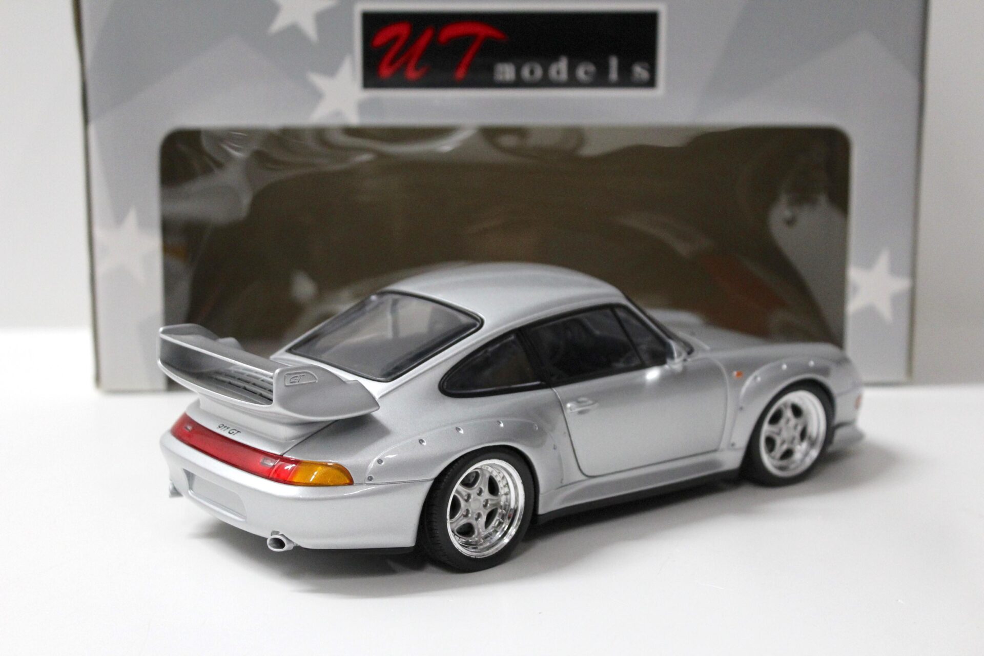 1:18 UT Models Porsche 911 (993) GT2 Street silver 1997