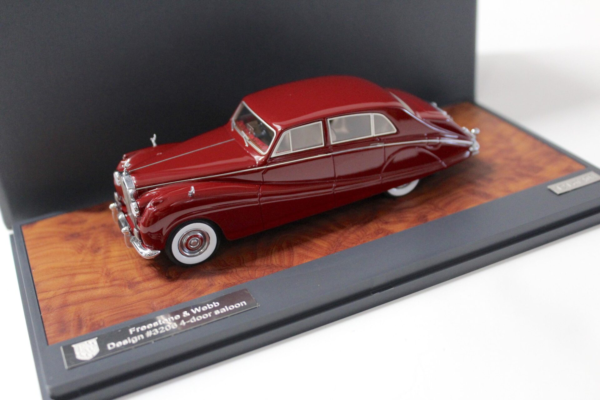 1:43 Matrix Rolls Royce Silver Wraith Freestone & Webb 4-Door Sedan red