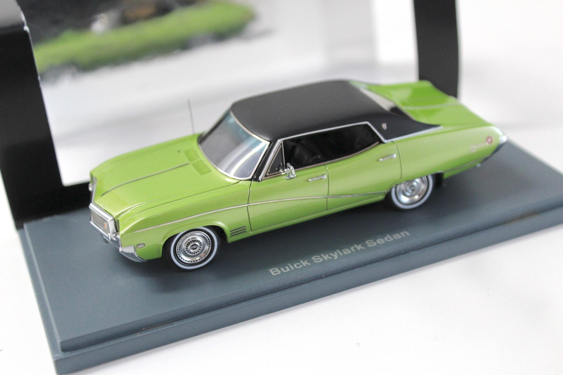 ID 53443 orig.jpg 1:43 NEO Buick Skylark Sedan metallic green/ black roof