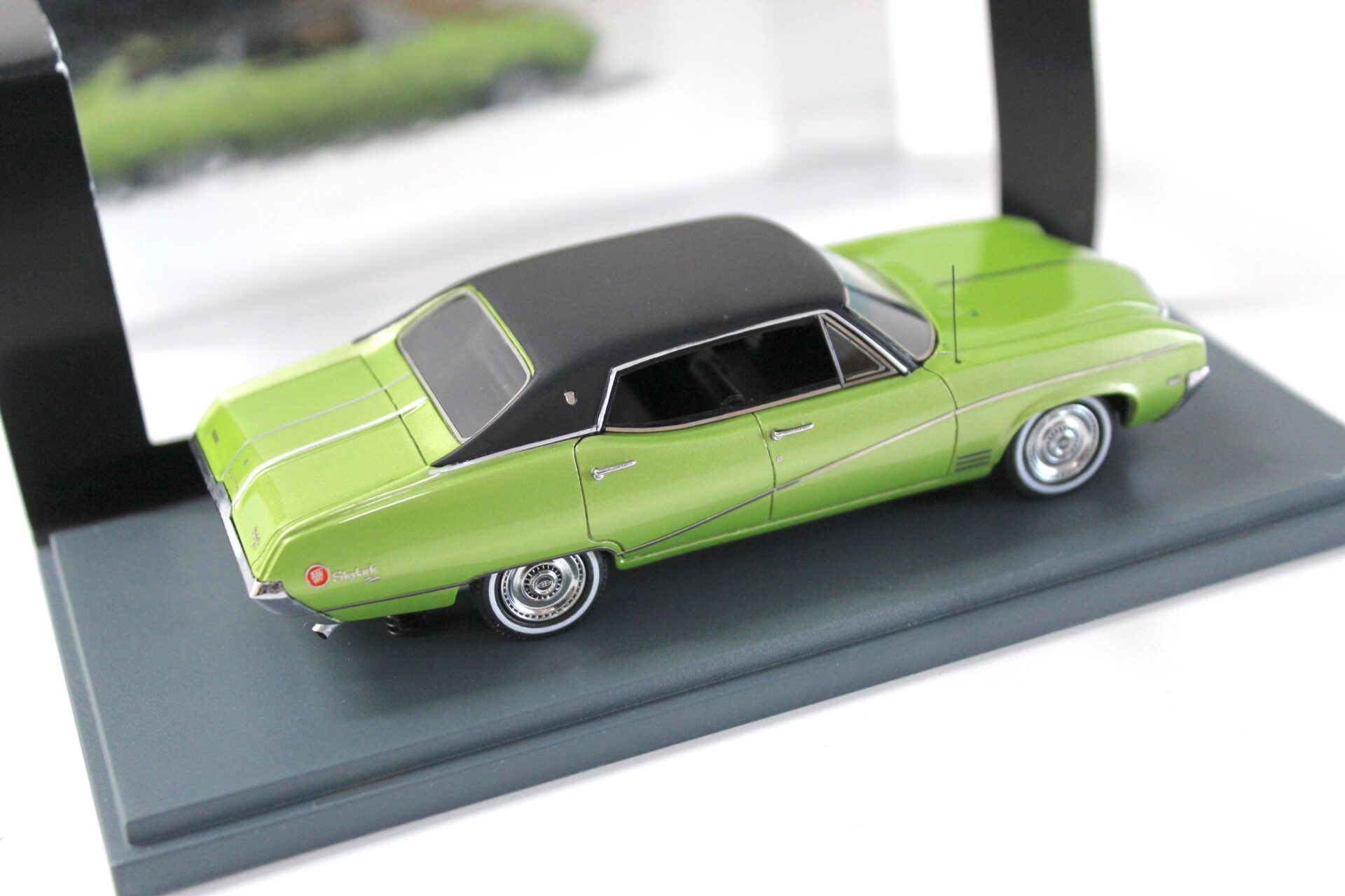 1:43 NEO Buick Skylark Sedan metallic green/ black roof