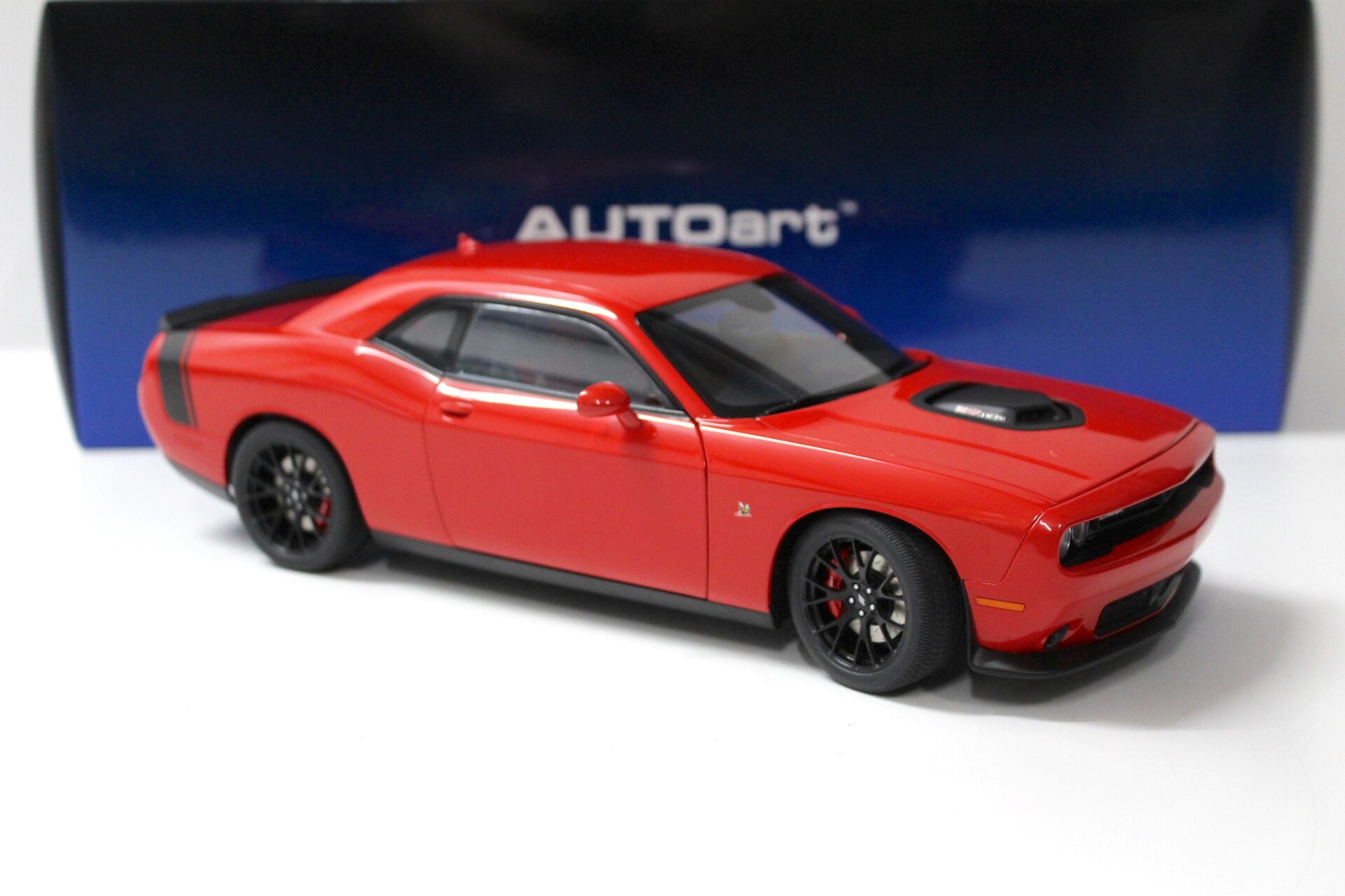 1:18 AUTOart Dodge Challenger 392 Hemi Scat Pack Shaker Torred red