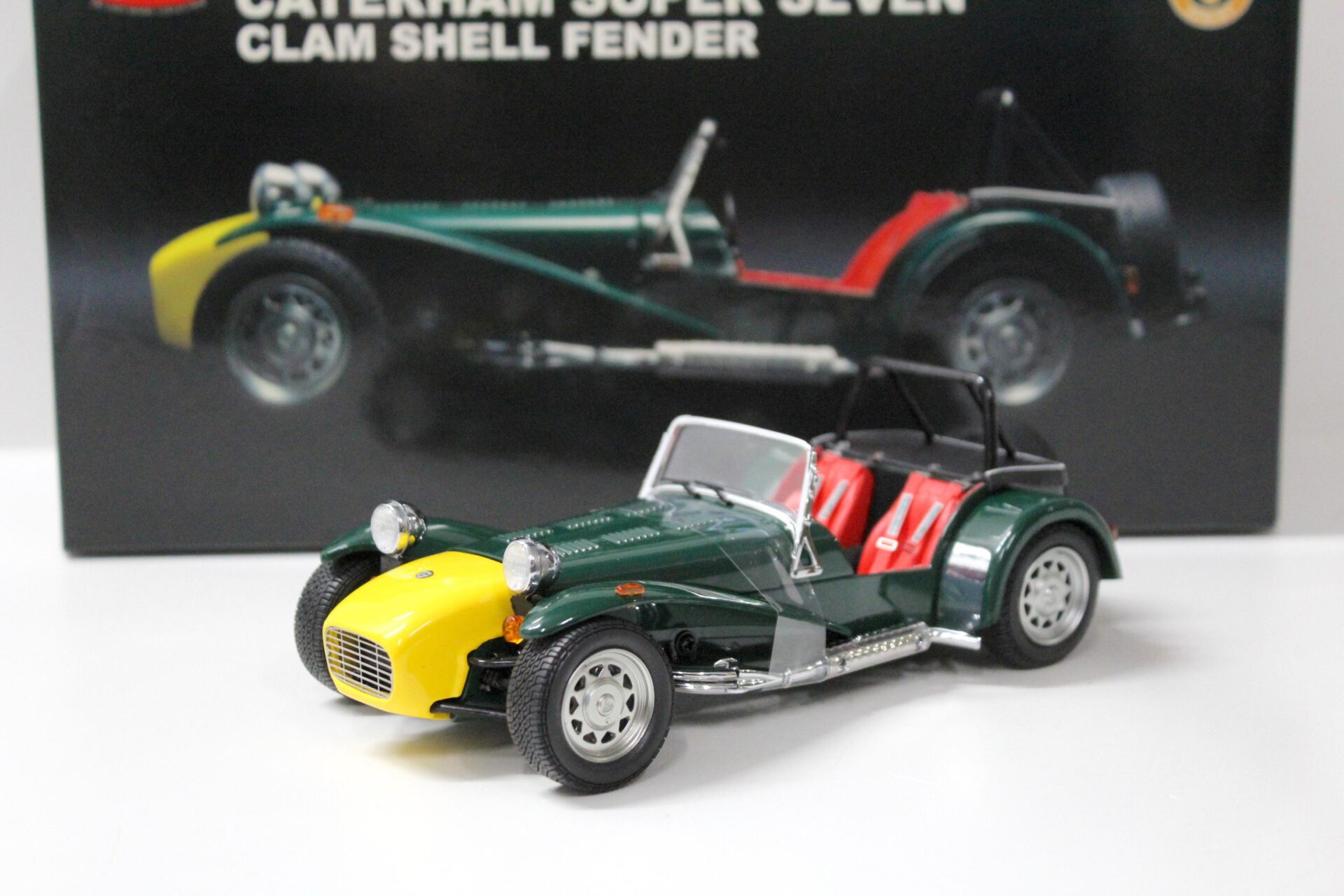1:18 Kyosho Caterham Super Seven Clam Shell Fender dark green