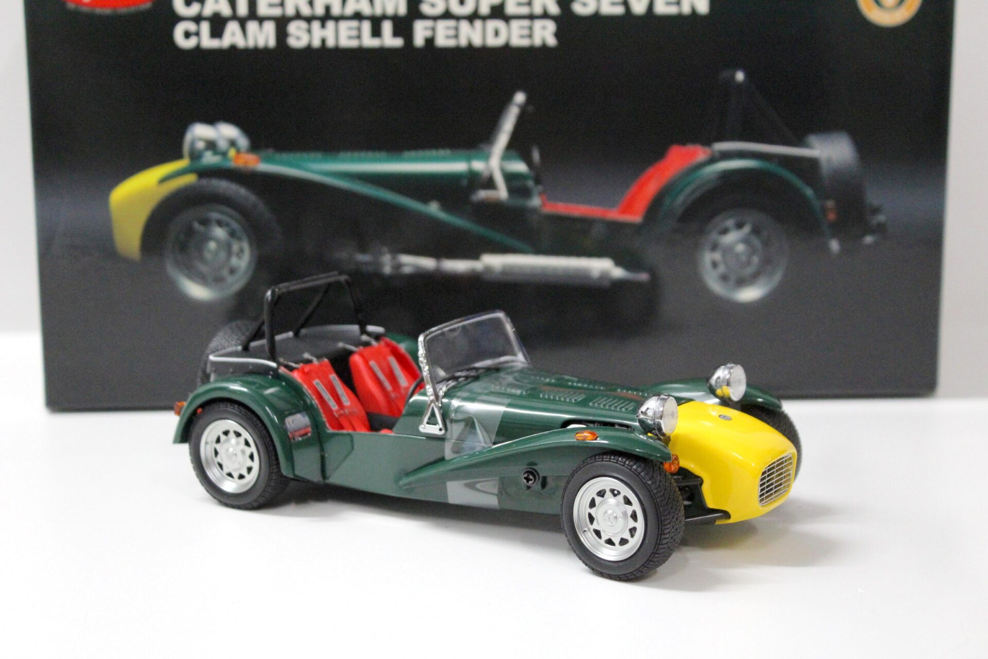 1:18 Kyosho Caterham Super Seven Clam Shell Fender dark green