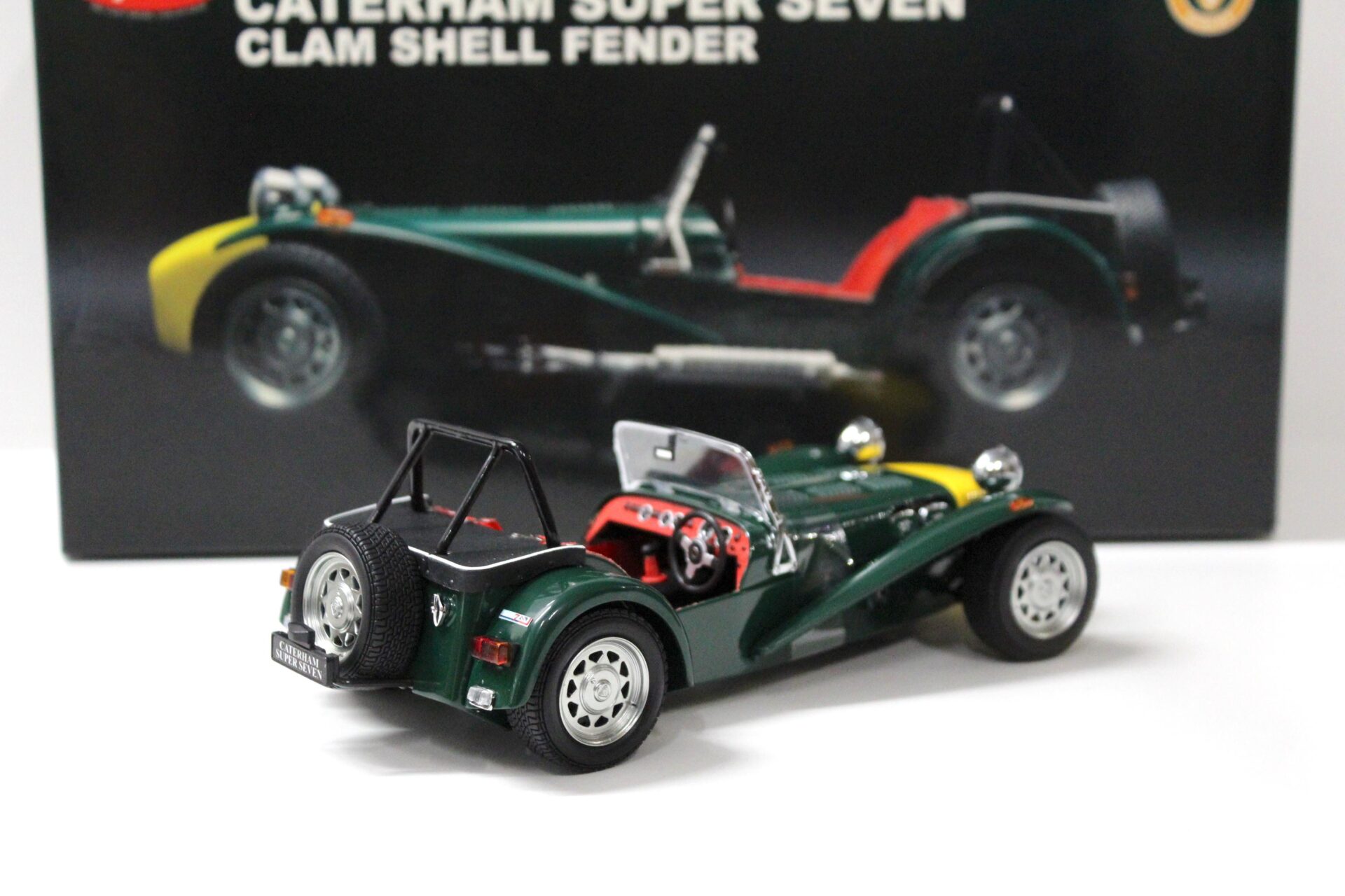 1:18 Kyosho Caterham Super Seven Clam Shell Fender dark green