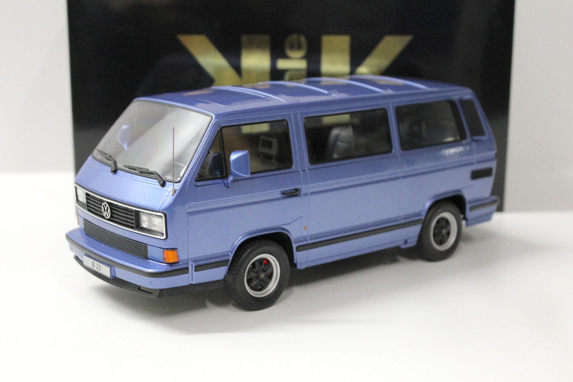 ID 53891 orig.jpg 1:18 KK-Scale Porsche B32 based on VW T3 Bus 1984 light blue