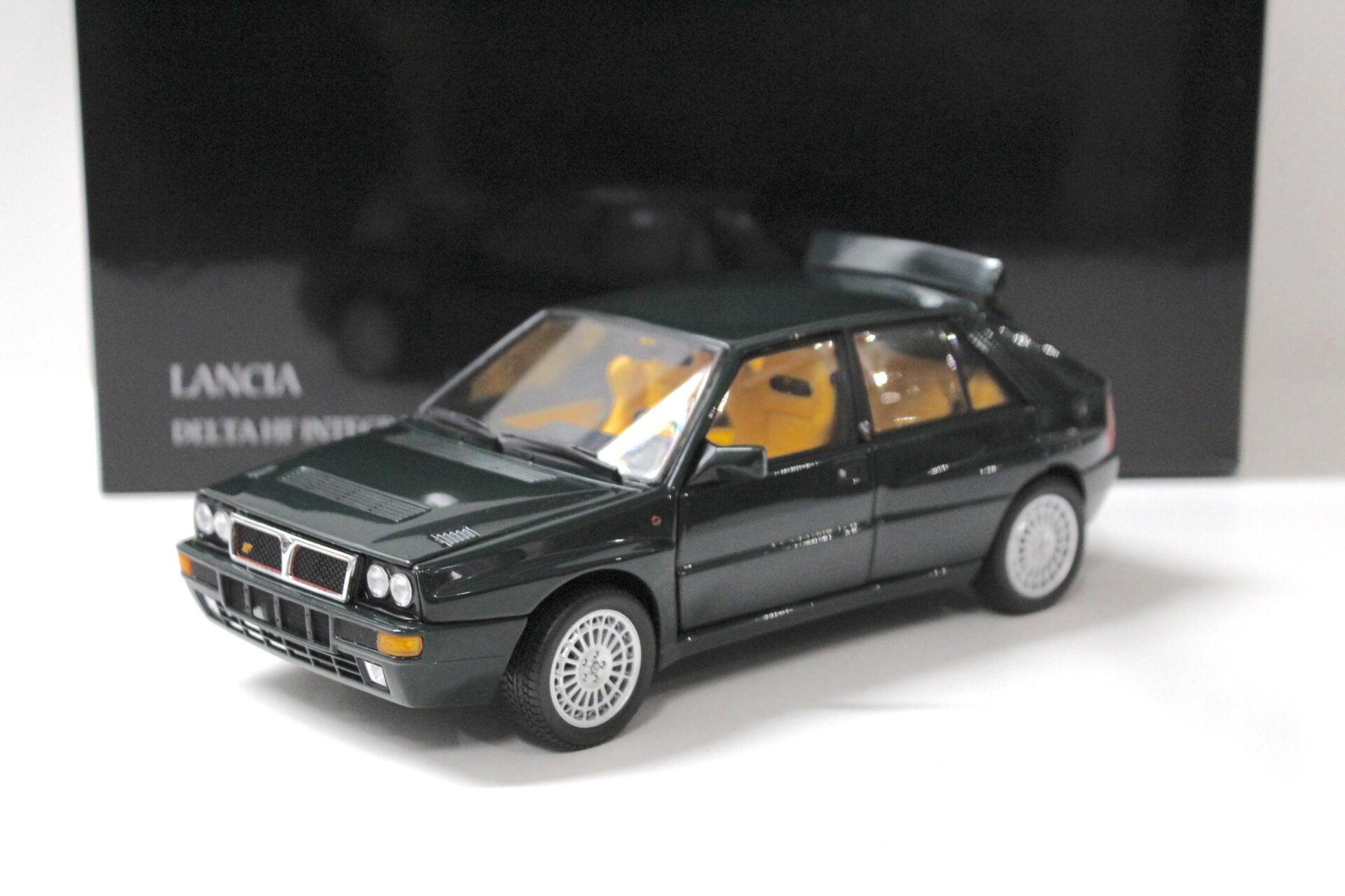 ID 54377 orig.jpg 1:18 Kyosho Lancia Delta HF Integrale Verde York dark green