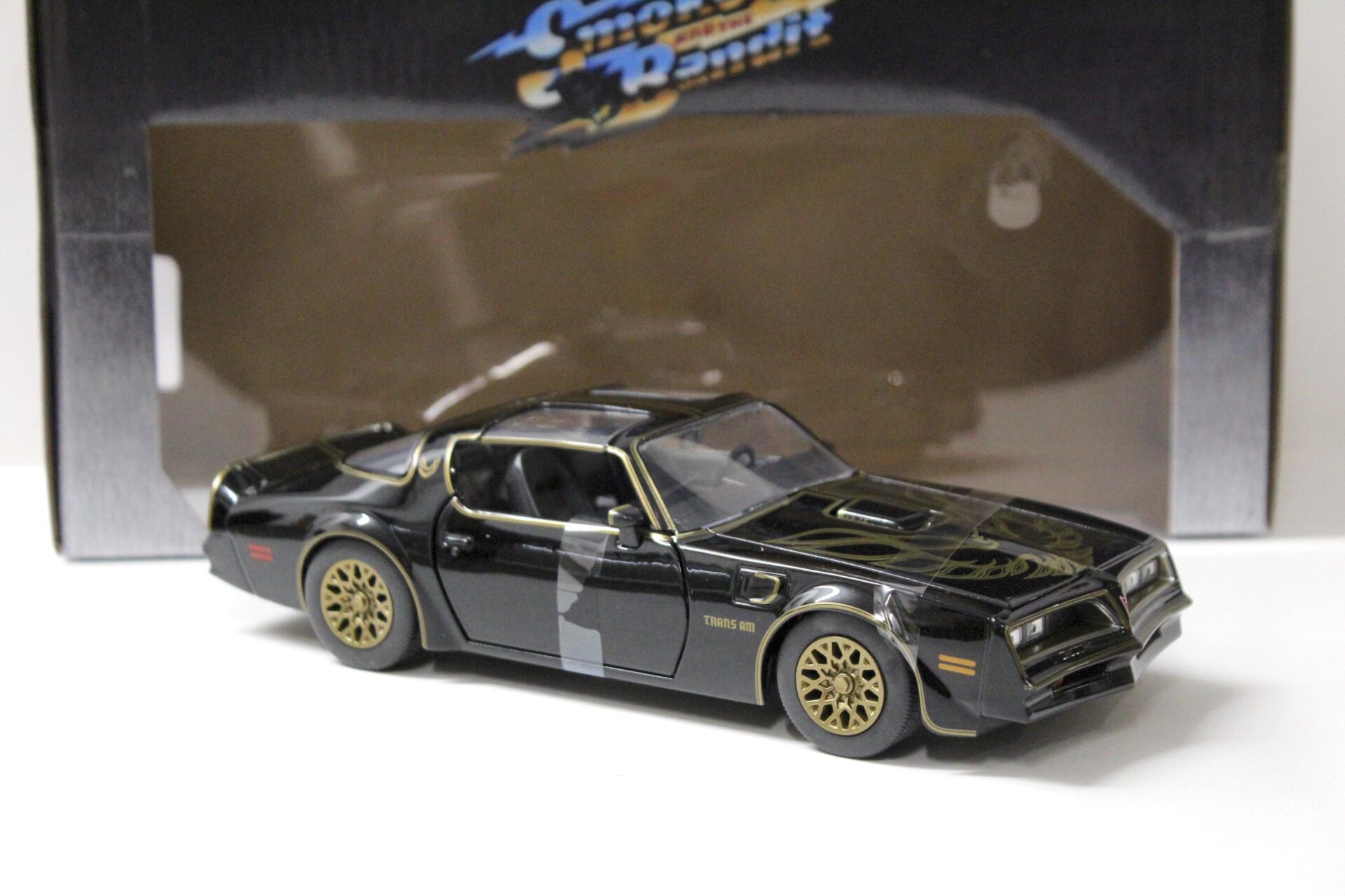 1:24 Jada Toys 1977 Pontiac Firebird Smokey and the Bandit with Buckle