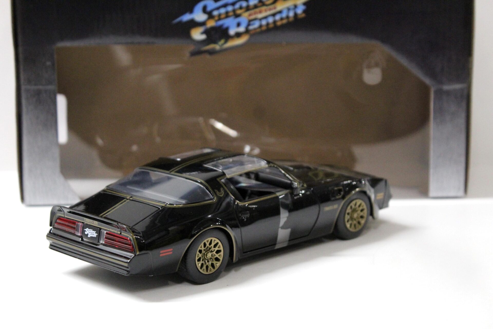 1:24 Jada Toys 1977 Pontiac Firebird Smokey and the Bandit with Buckle