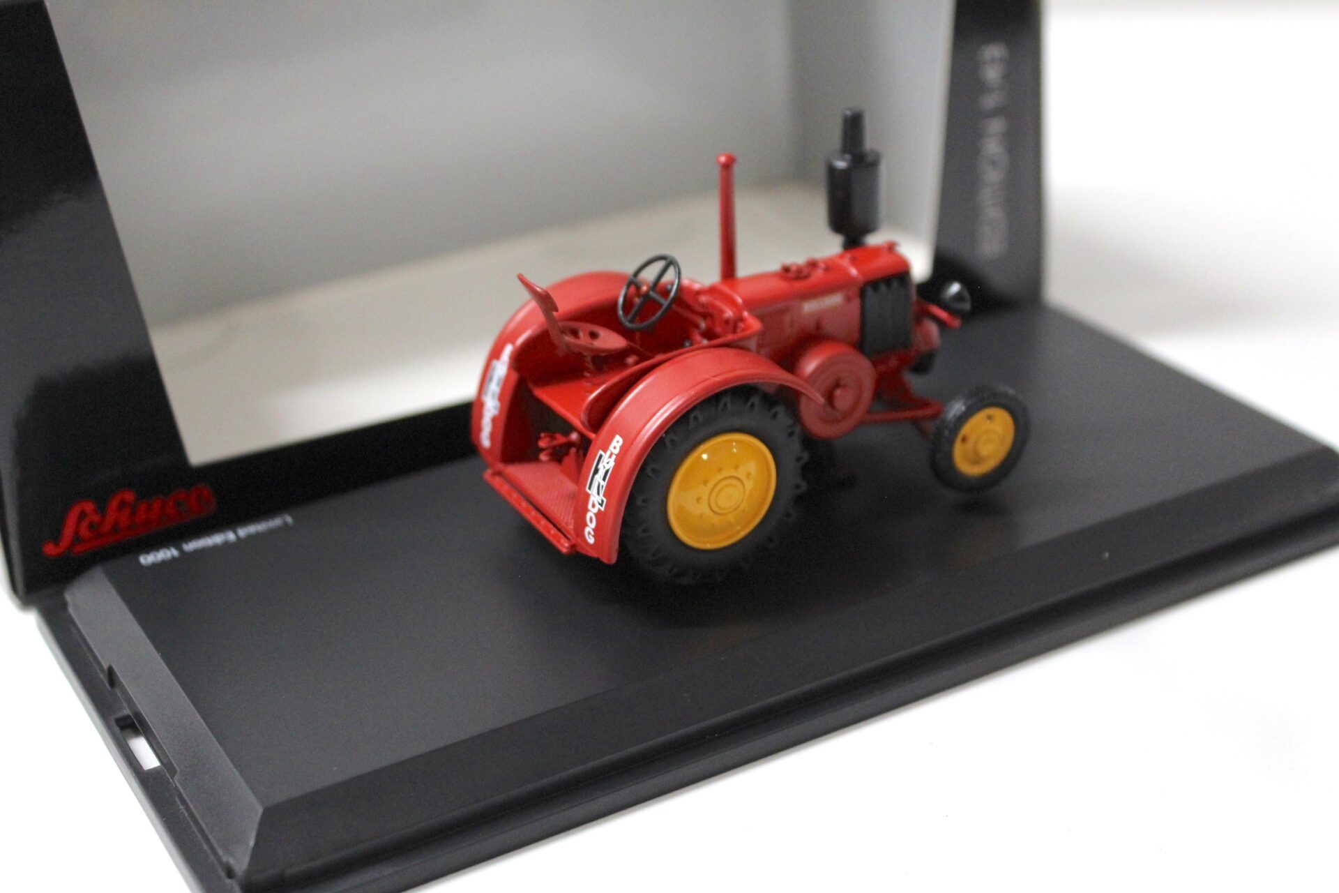 1:43 Schuco K.L. Bulldog Traktor red