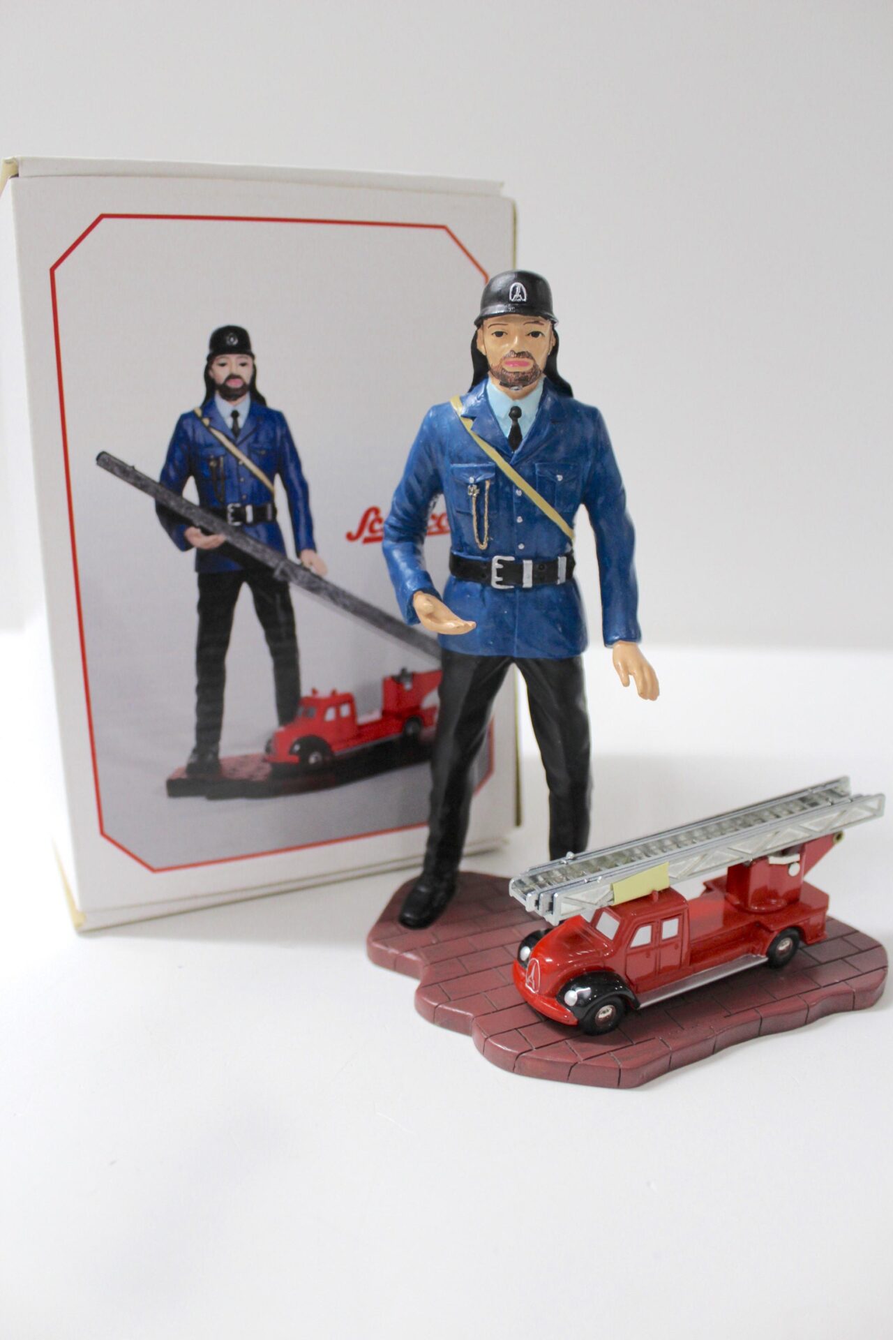 ID 54566 orig.jpg Original Schuco Piccolo Figur Feuerwehrmann mit Magirus Feuerwehr