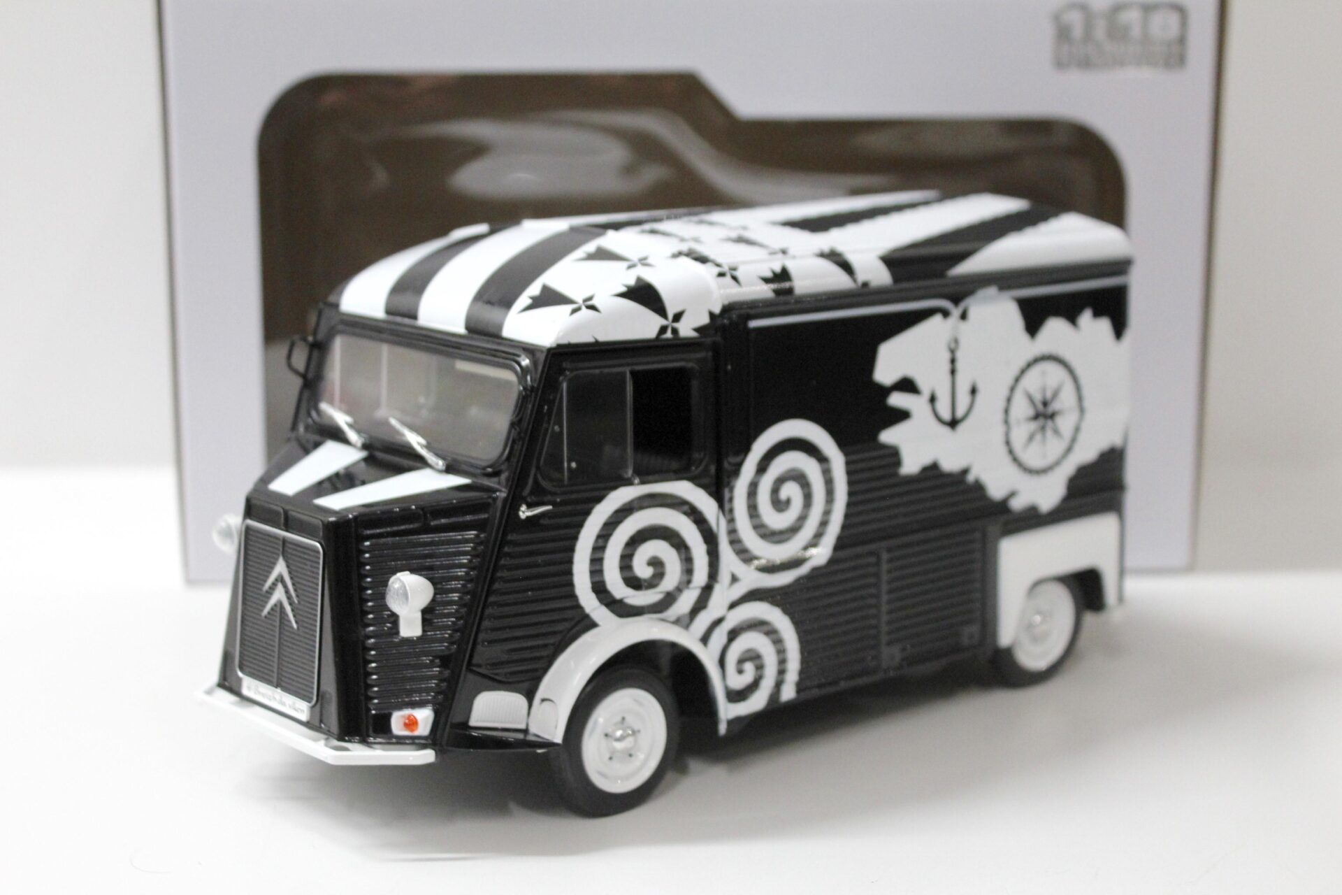 1:18 Solido Citroen Type HY 1969 BREIZH black/ white