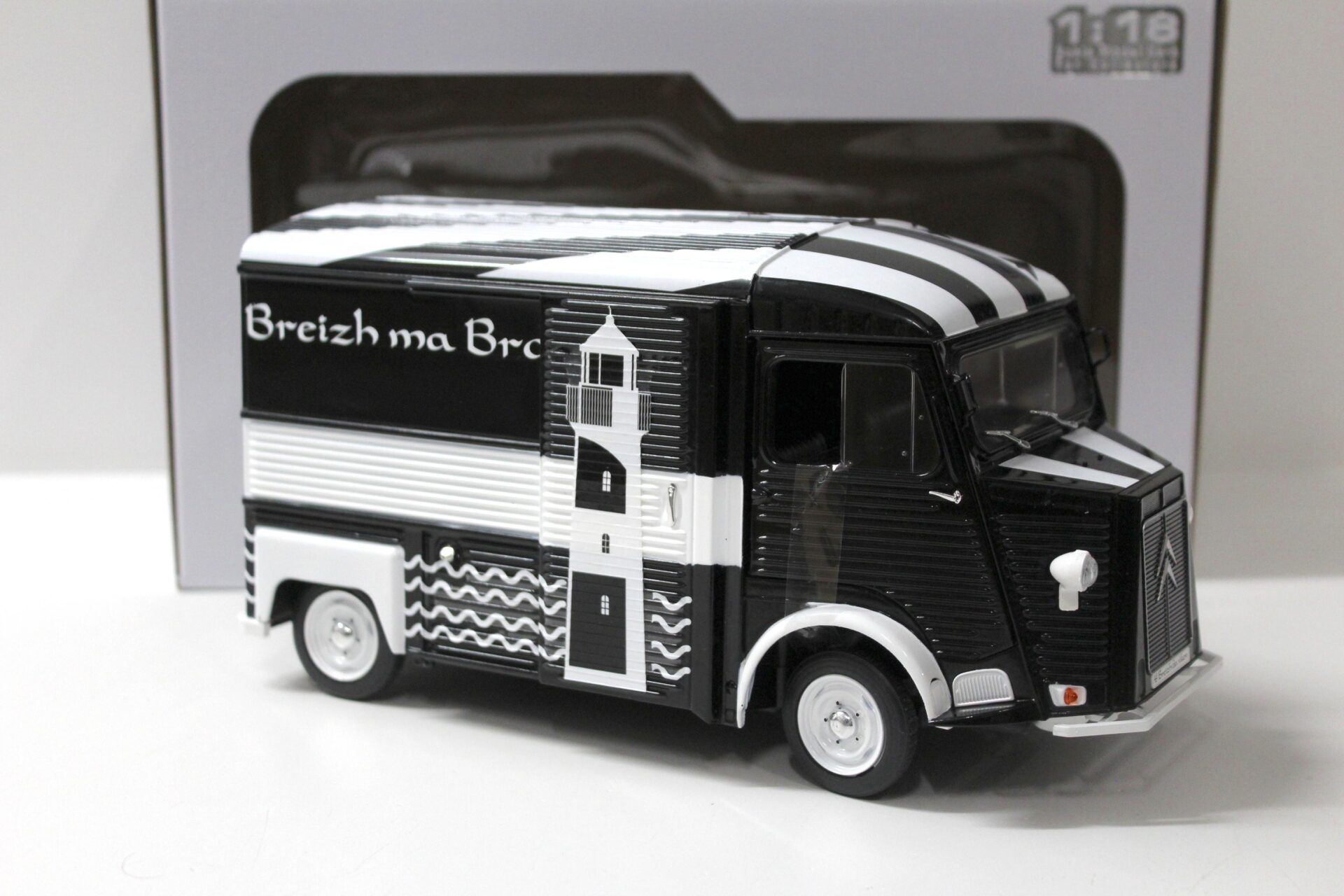 1:18 Solido Citroen Type HY 1969 BREIZH black/ white