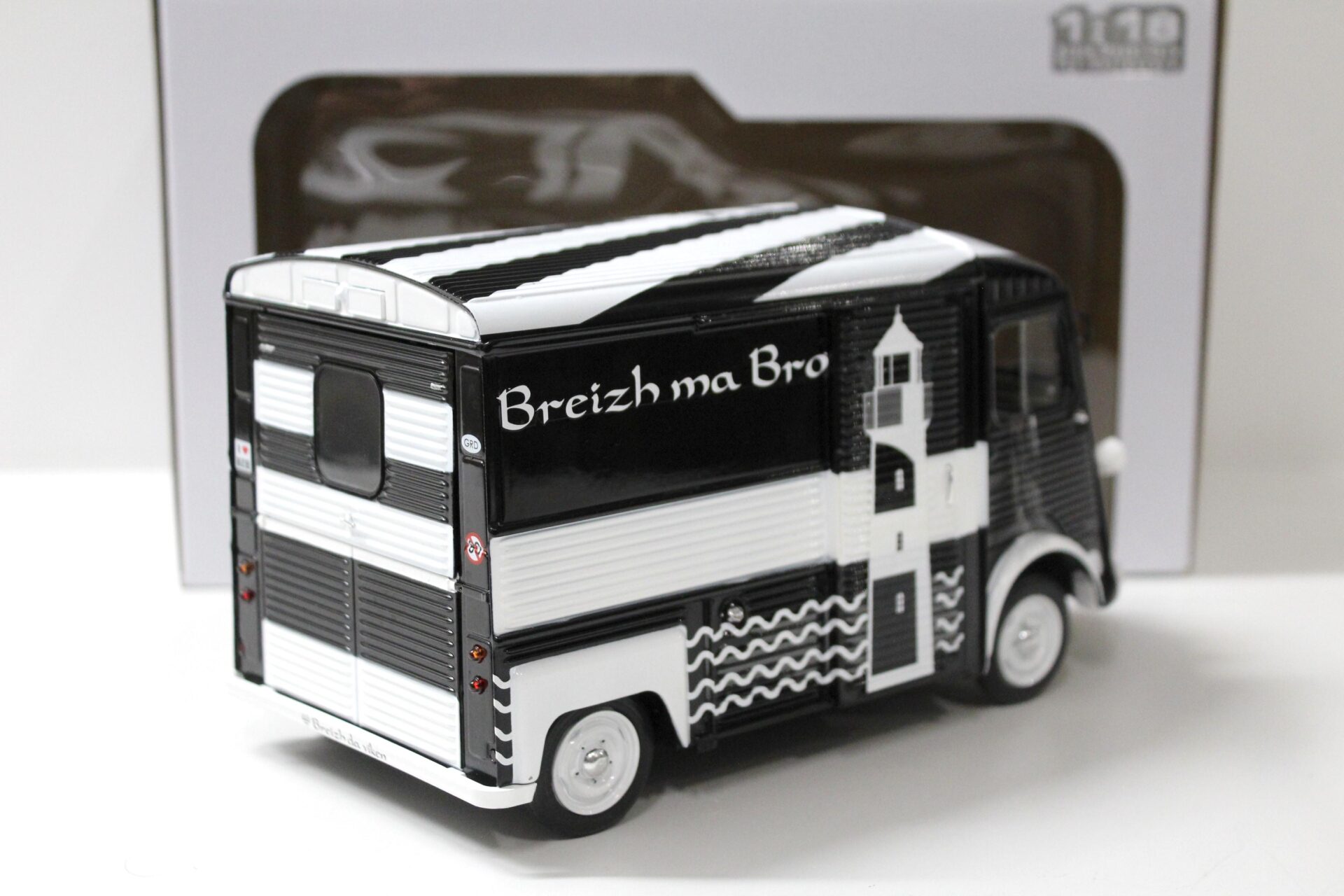 1:18 Solido Citroen Type HY 1969 BREIZH black/ white
