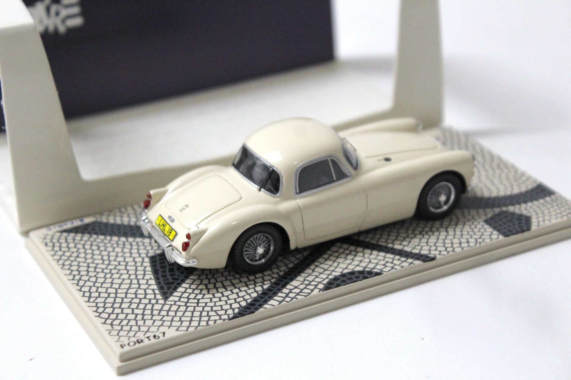 1:43 Spark Bizarre MG A 1600 Coupe 1960 beige
