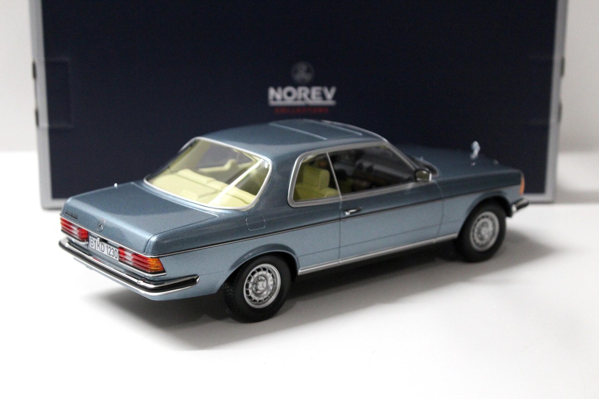 1:18 Norev mercedes 280 CE Coupe 1980 silver-blue metallic
