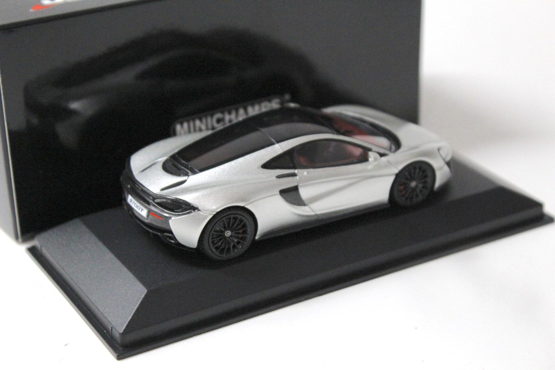 1:43 Minichamps McLaren 570GT Coupe 2017 silver metallic DEALER VERSION