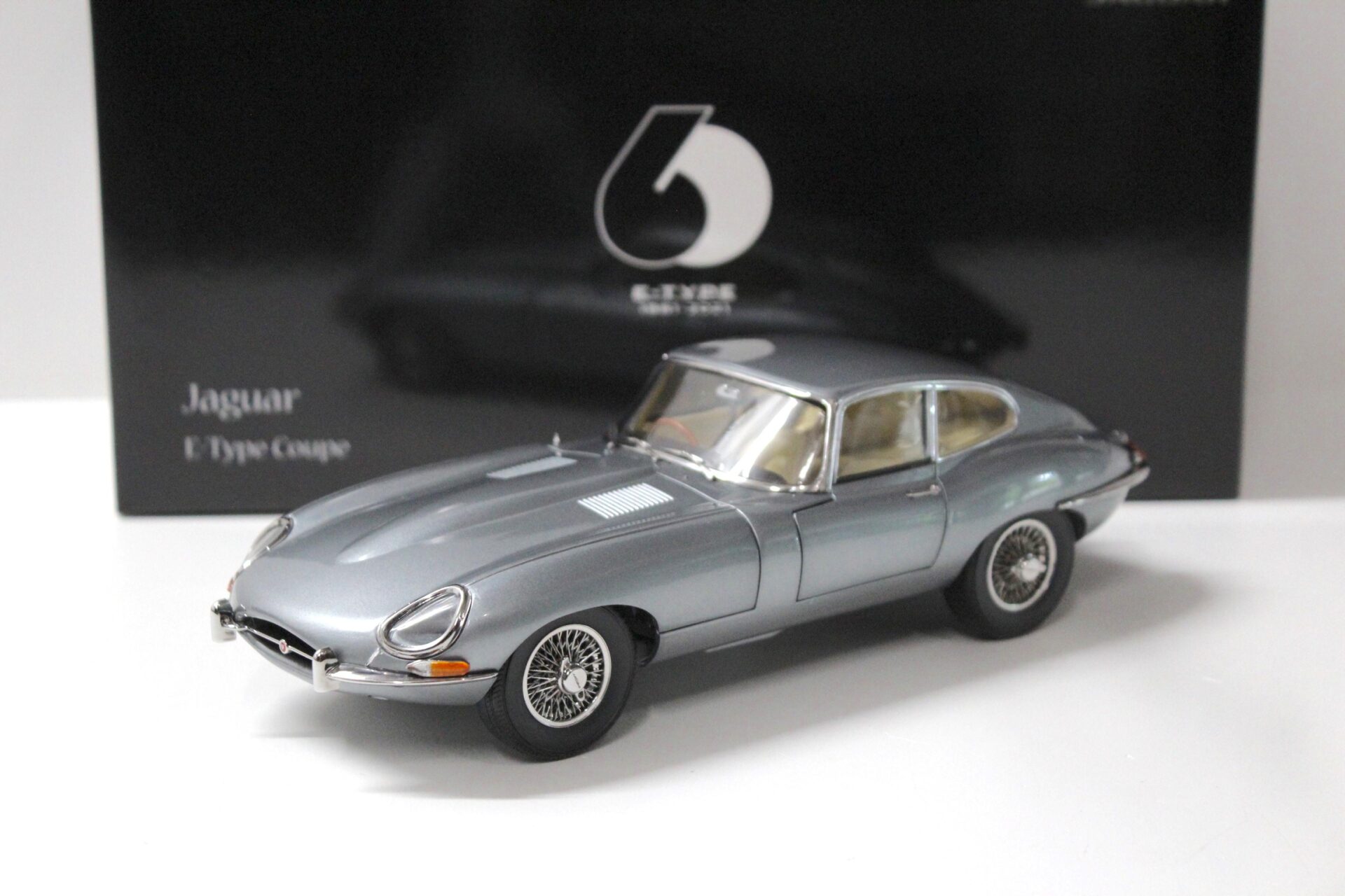 1:18 Kyosho Jaguar E-Type Coupe RHD Dark grey metallic - Diecast/ openings