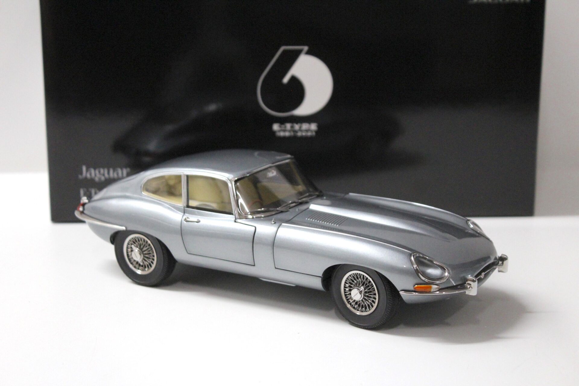 1:18 Kyosho Jaguar E-Type Coupe RHD Dark grey metallic - Diecast/ openings