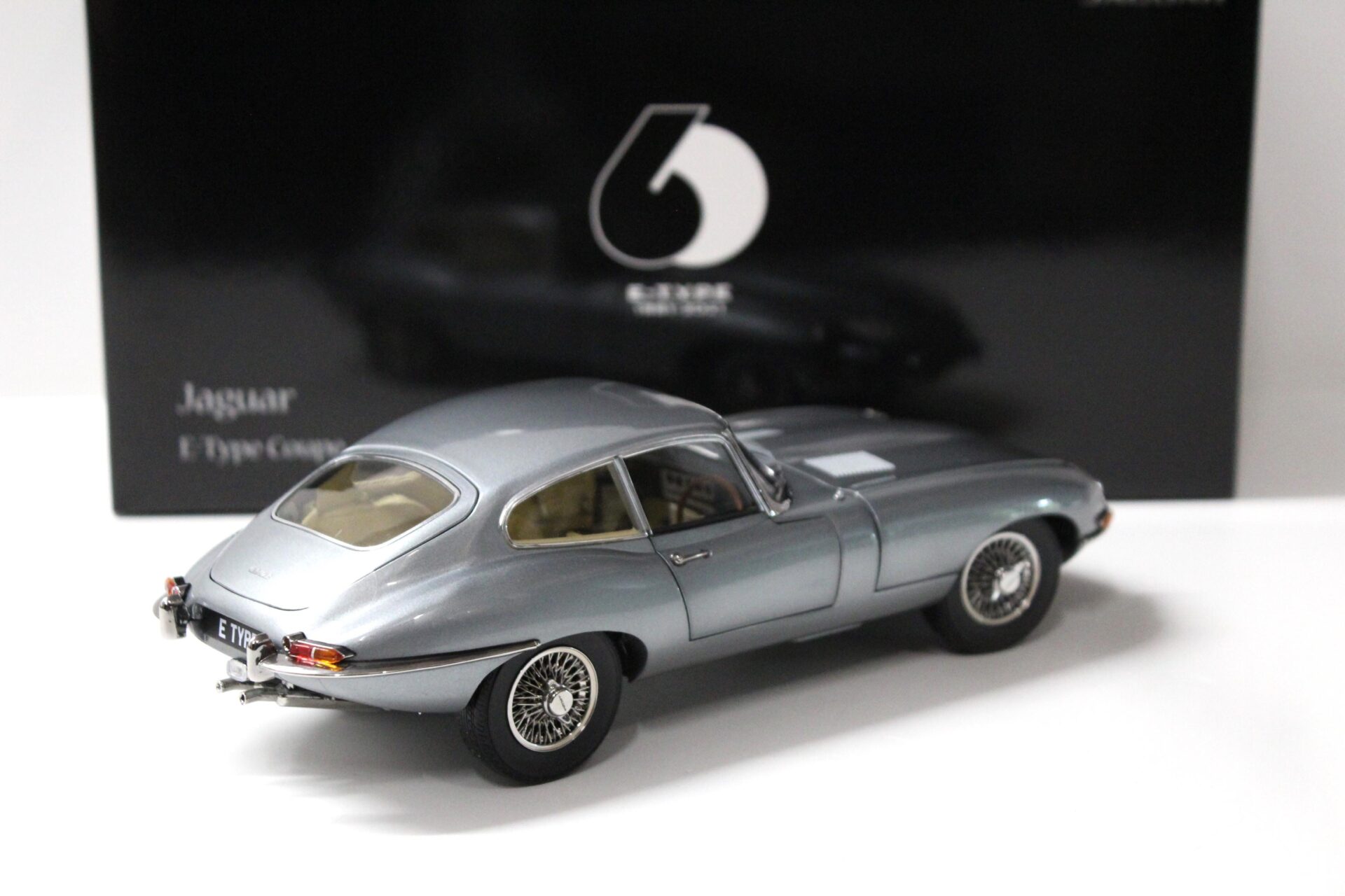 1:18 Kyosho Jaguar E-Type Coupe RHD Dark grey metallic - Diecast/ openings