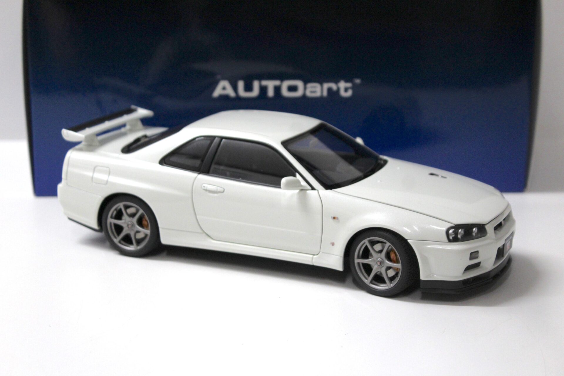 1:18 AUTOart Nissan Skyline GT-R (R34) V-SPEC II white pearl