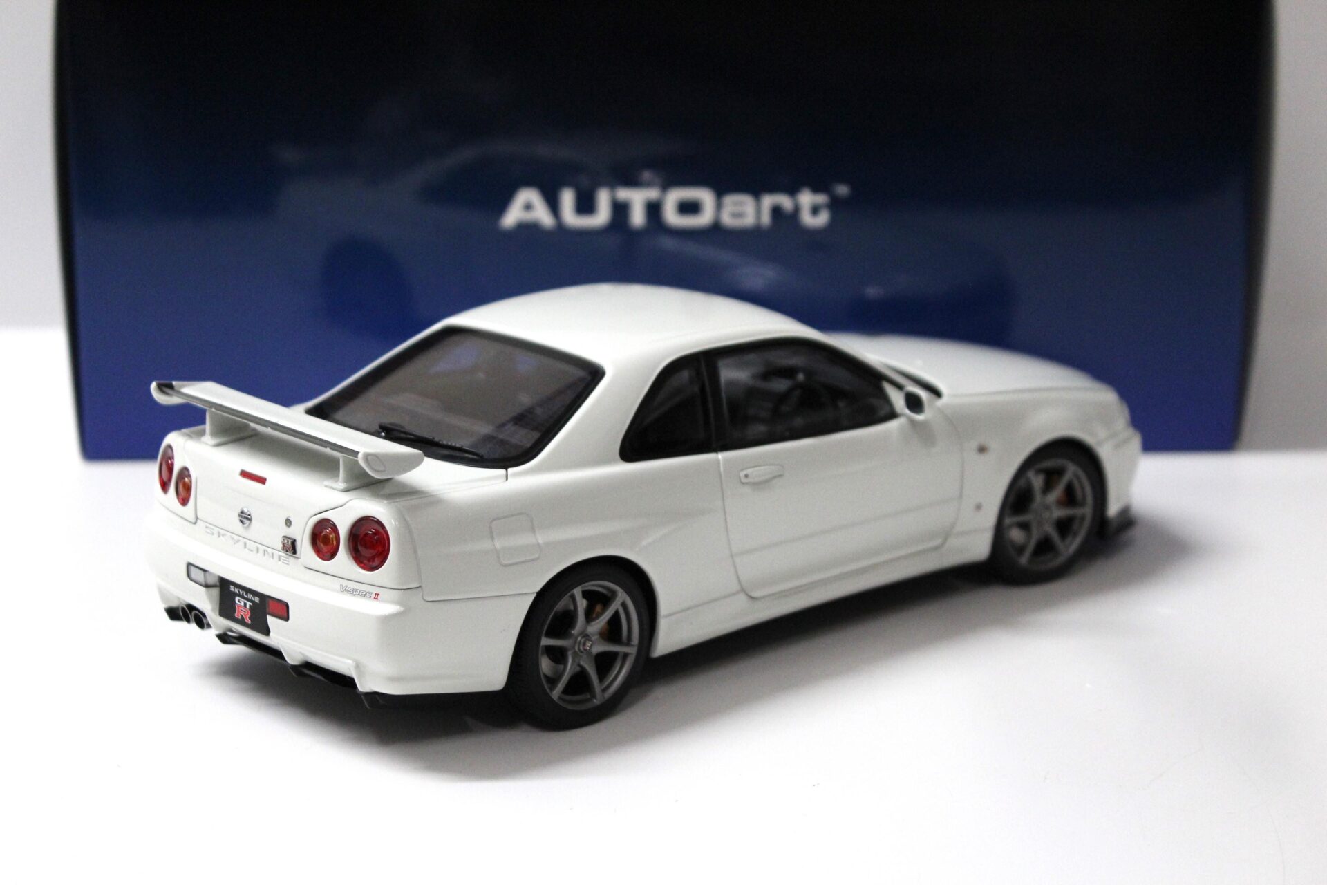 1:18 AUTOart Nissan Skyline GT-R (R34) V-SPEC II white pearl