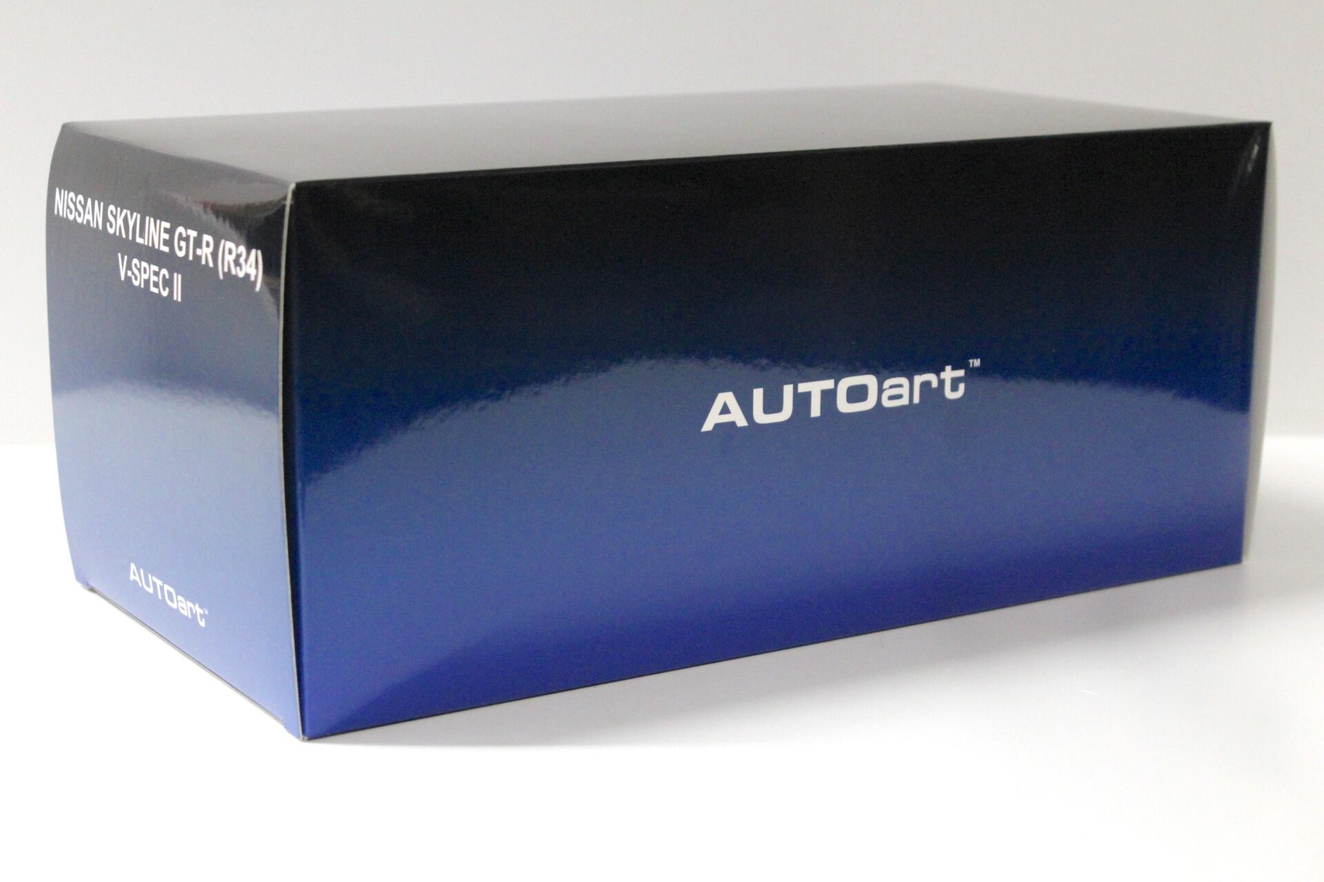 1:18 AUTOart Nissan Skyline GT-R (R34) V-SPEC II white pearl