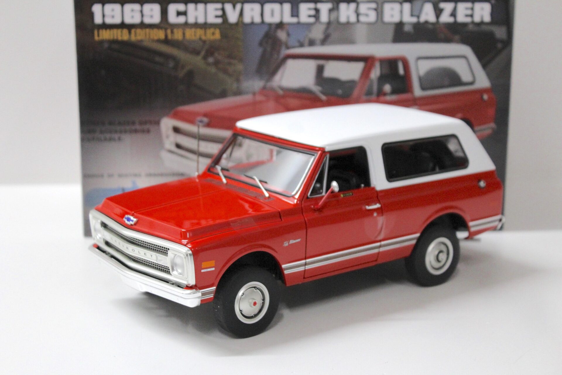 1:18 ACME 1969 Chevrolet K5 Blazer red-orange (Code 514)/ white Top