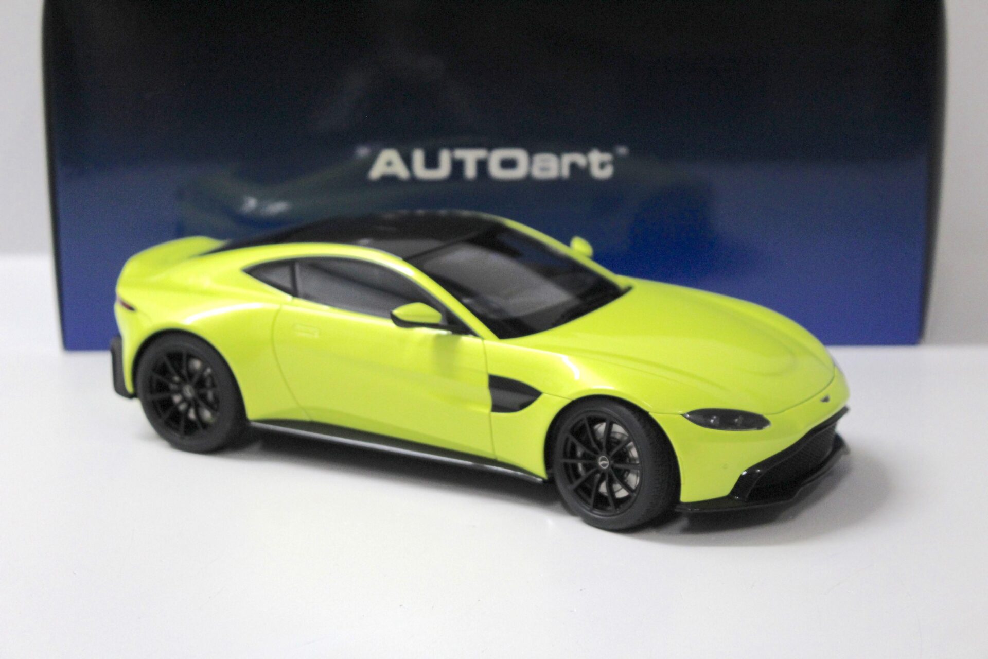 1:18 AUTOart Aston Martin Vantage 2019 Lime Essence yellow