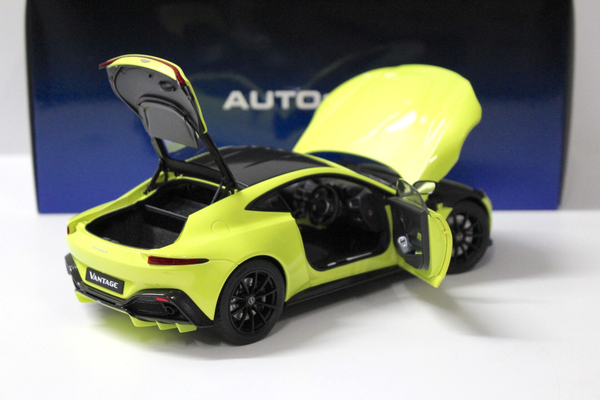 1:18 AUTOart Aston Martin Vantage 2019 Lime Essence yellow