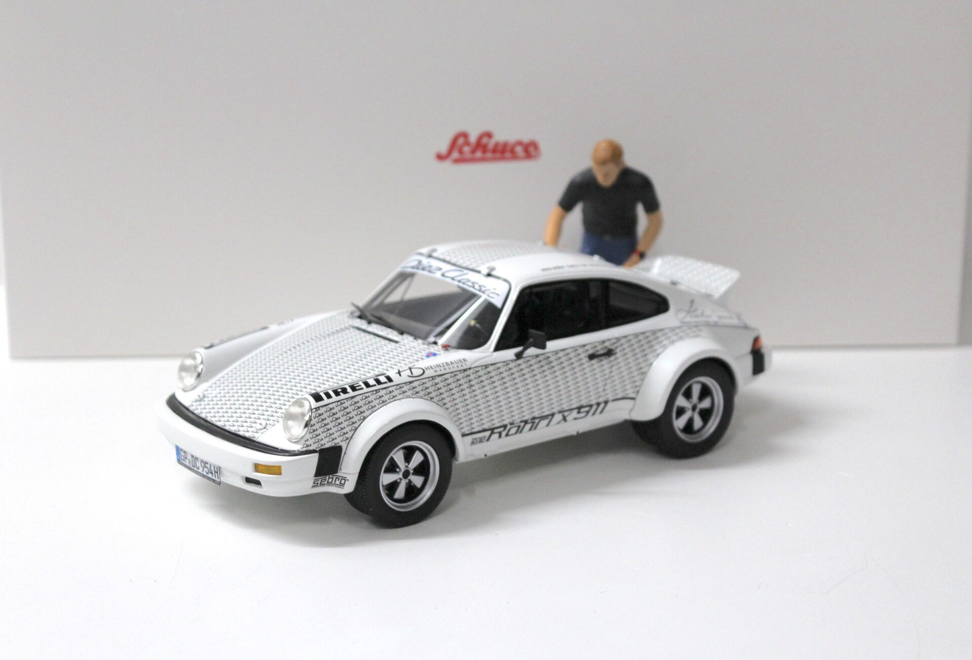 ID 56612 orig.jpg 1:18 Schuco Porsche 911 Rallye x911 + Figur Walter Röhrl white/ black