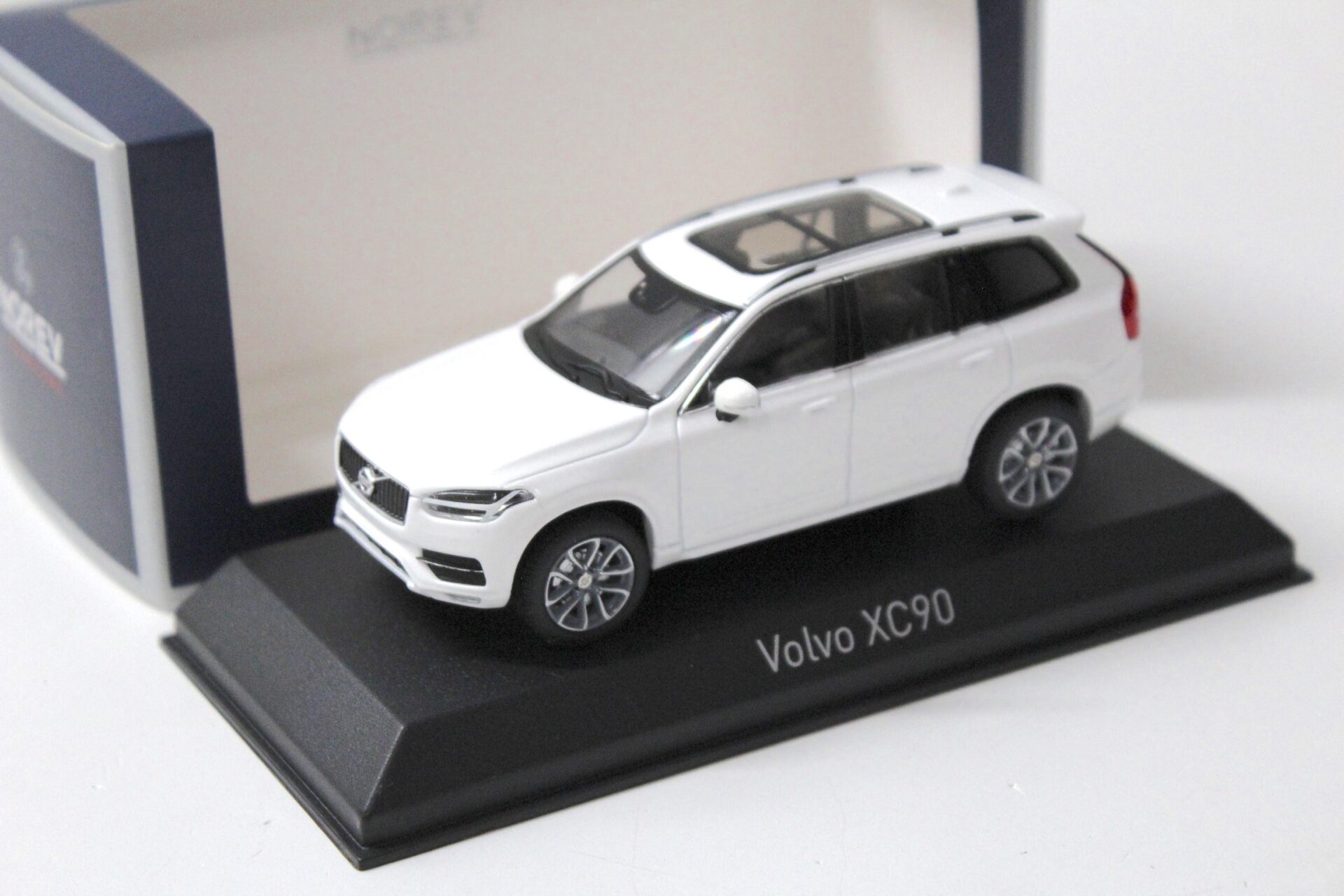 ID 56708 orig.jpg 1:43 Norev Volvo XC90 SUV 2015 Cristal white metallic