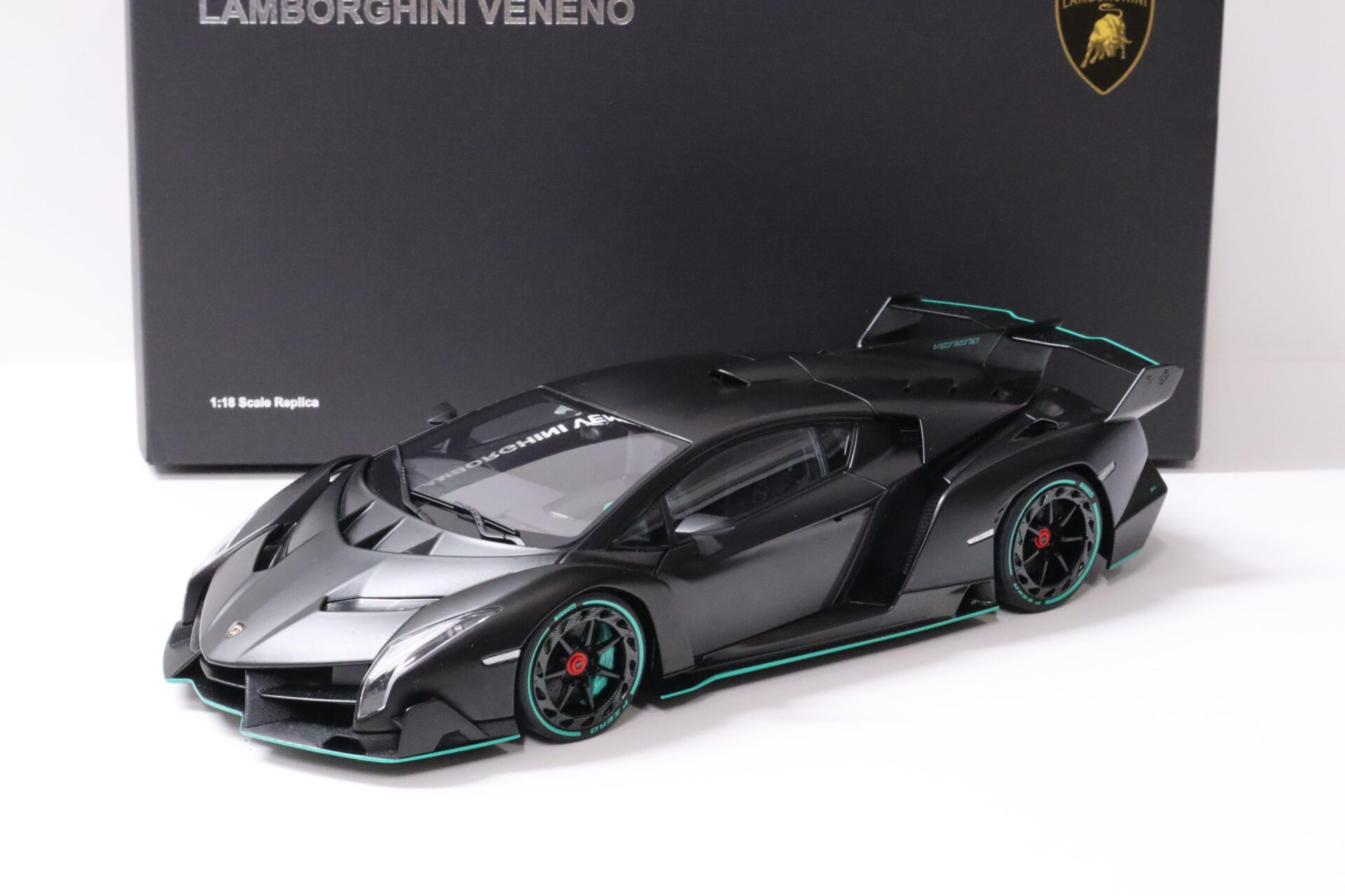 1:18 AUTOart Lamborghini Veneno 2013 matt black/ green