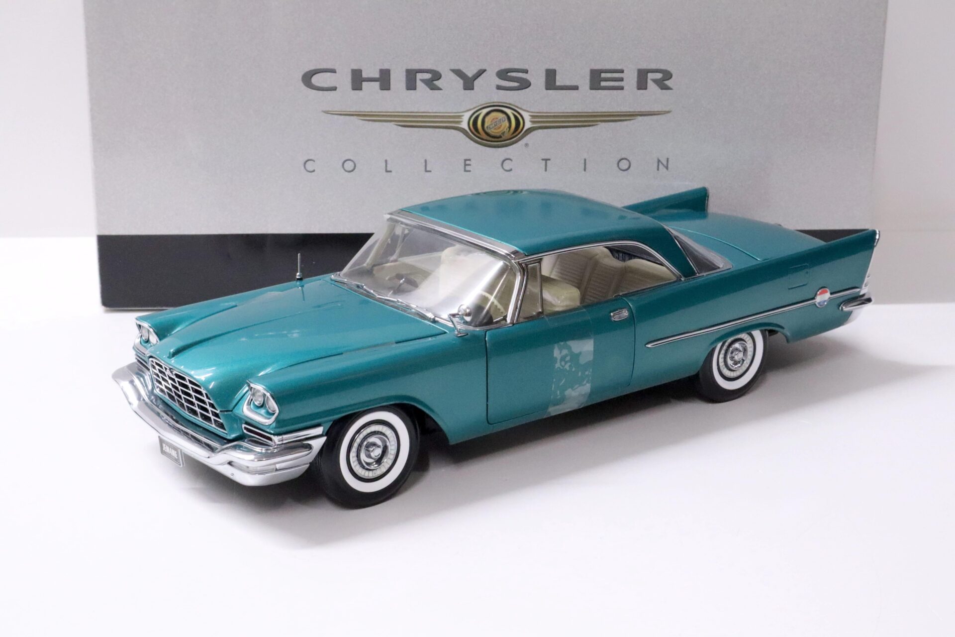 ID 58375 orig.jpg 1:18 ERTL Collectibles 1957 Chrysler 300C Coupe green metallic