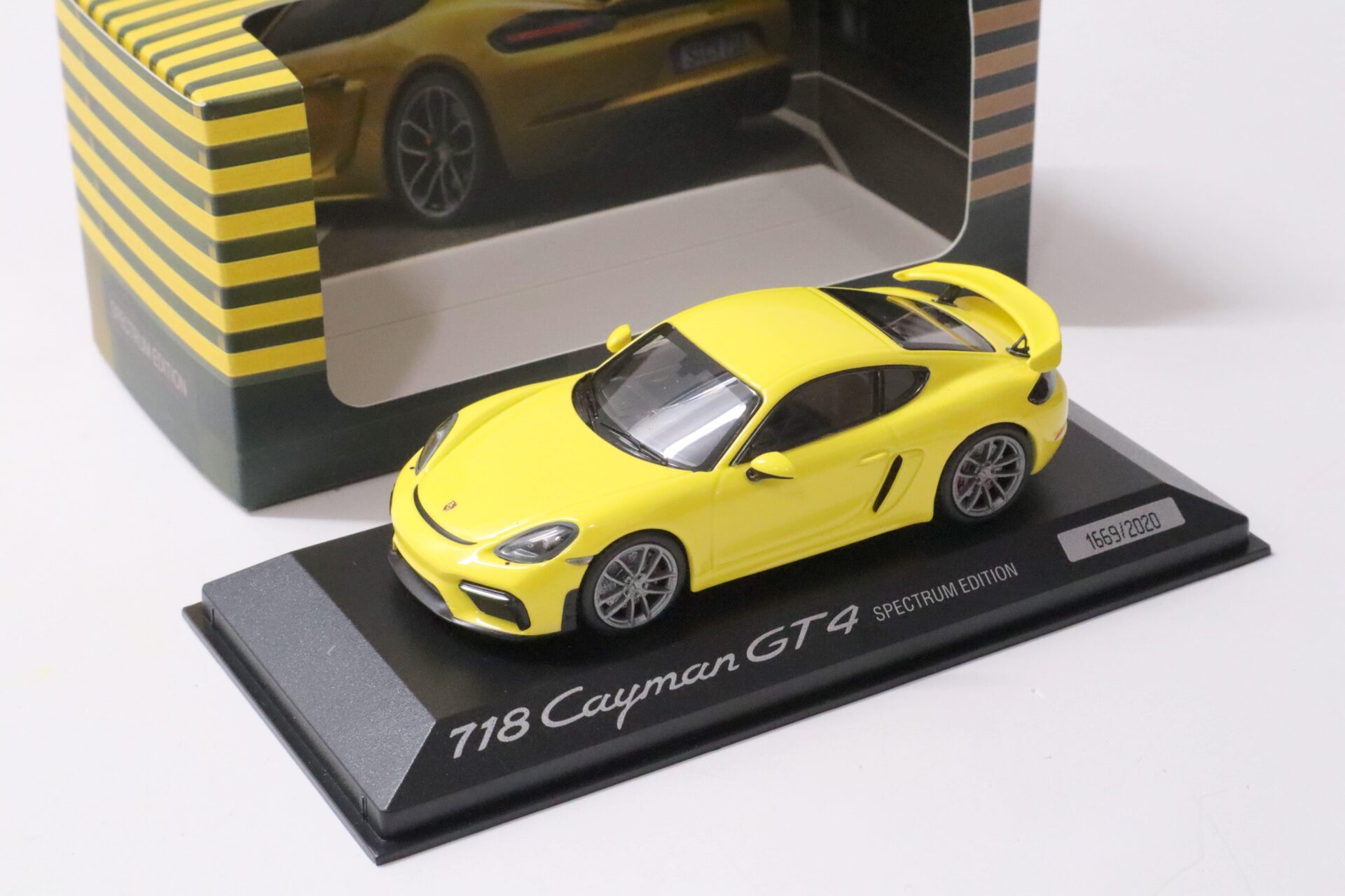 ID 58492 orig.jpg 1:43 Minichamps Porsche 718 Cayman GT4 Spectrum Edition yellow DEALER VERSION SALE%%%