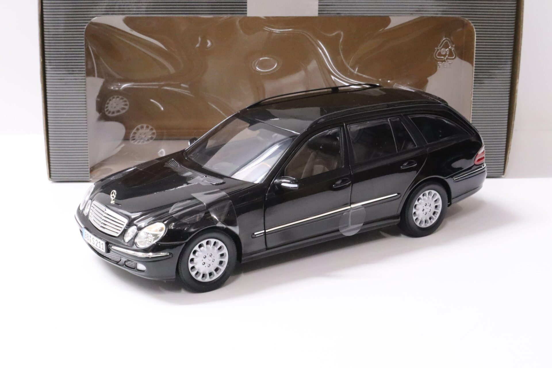 1:18 Kyosho Mercedes E320 E-Klasse T-Modell W211 black DEALER VERSION