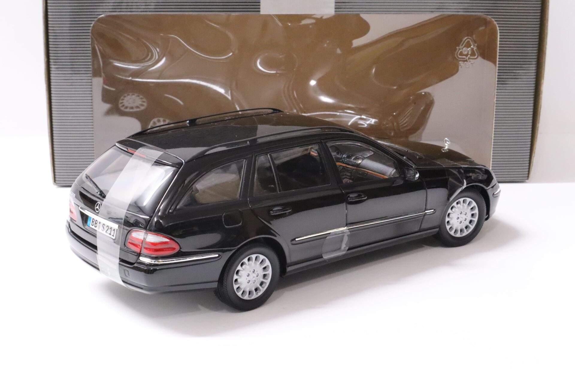 1:18 Kyosho Mercedes E320 E-Klasse T-Modell W211 black DEALER VERSION