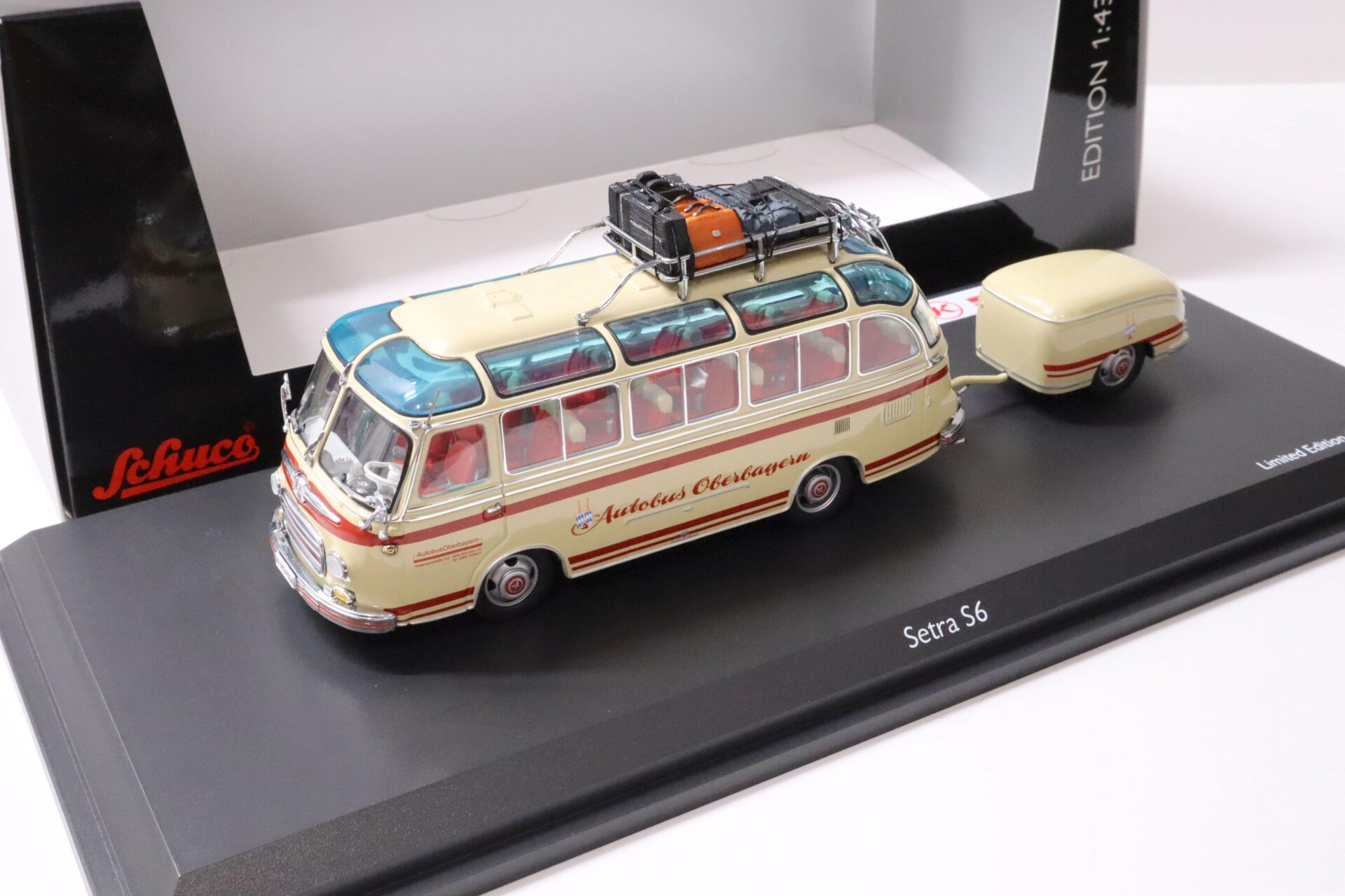 1:43 Schuco Setra S6 Reisebus mit Anhänger "Autobus Oberbayern" beige