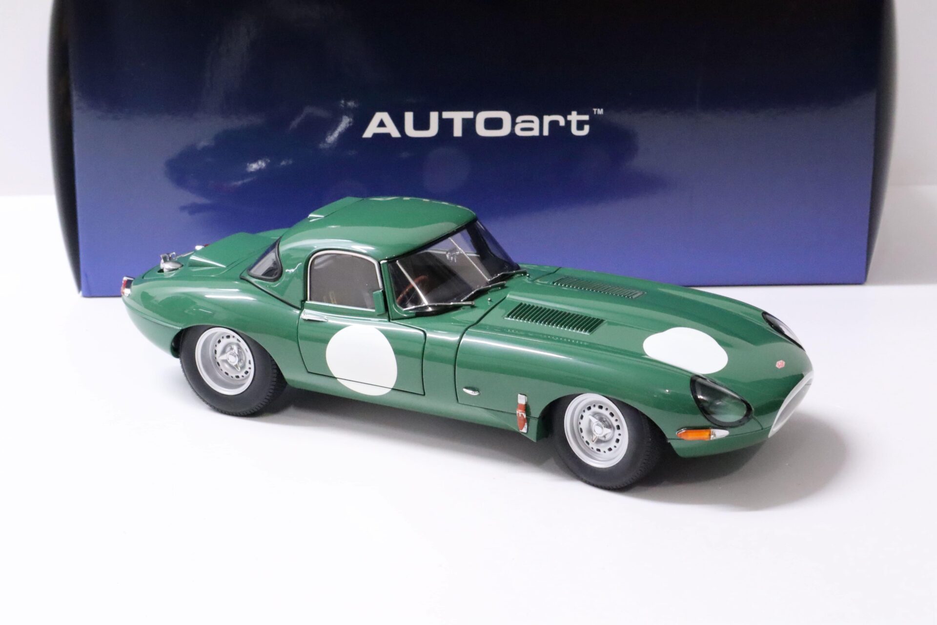 1:18 AUTOart Jaguar E-Type Lightweight Opalescent dark green with Hardtop 1963