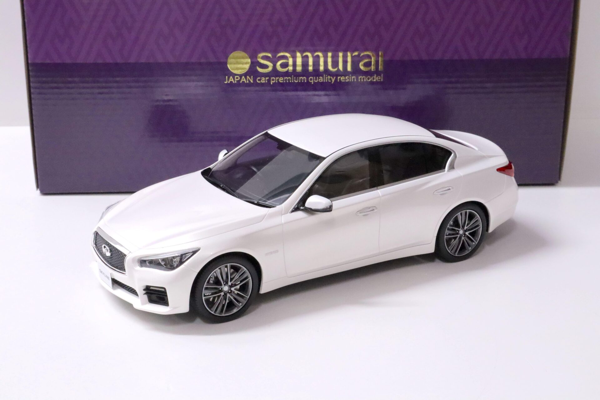 1:18 Kyosho Infinity Skyline 350GT Hybrid white metallic 2015